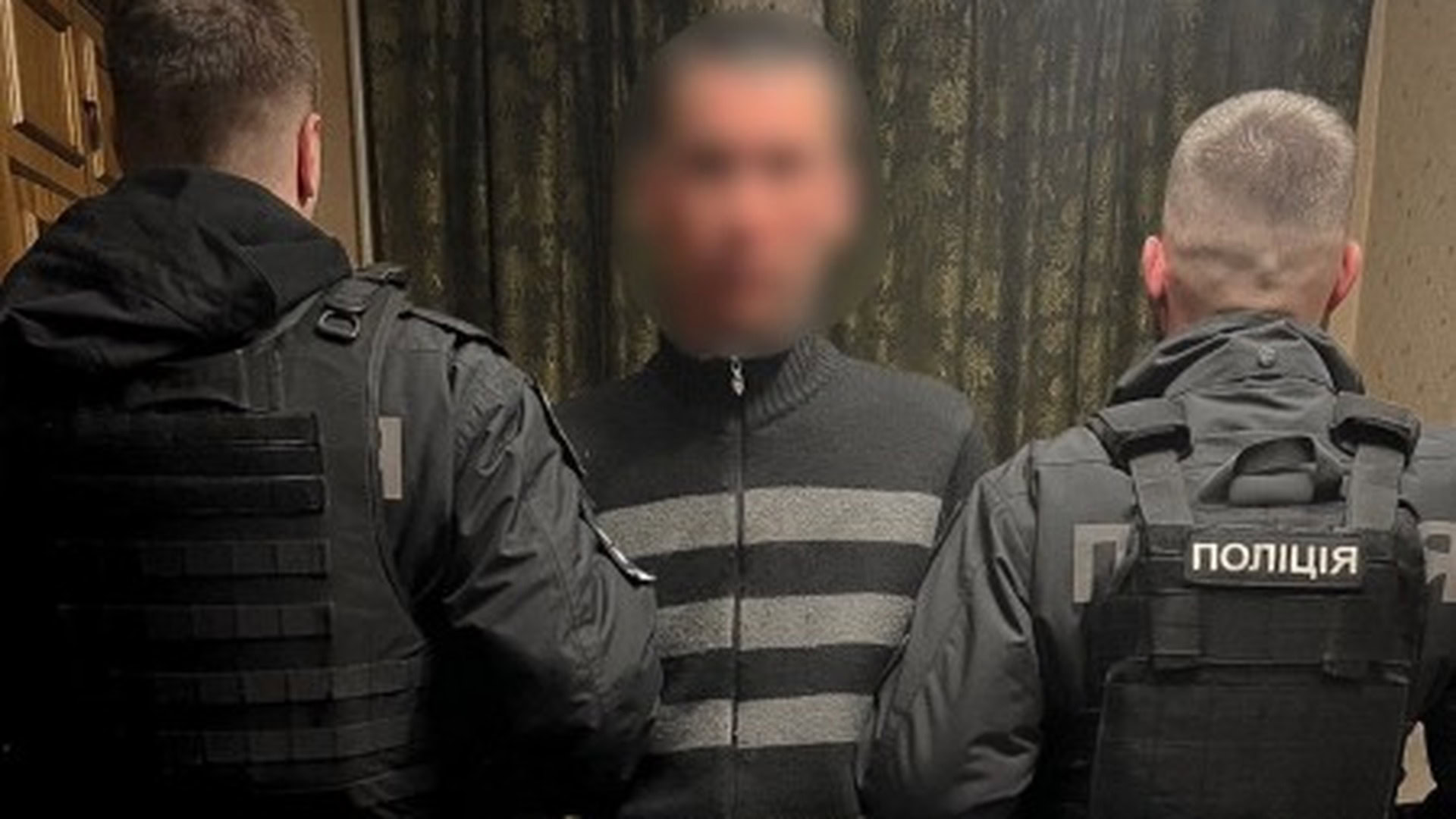 Двоє поліцейських у тактичному спорядженні затримують підозрюваного у пограбуванні магазину в Ірпені