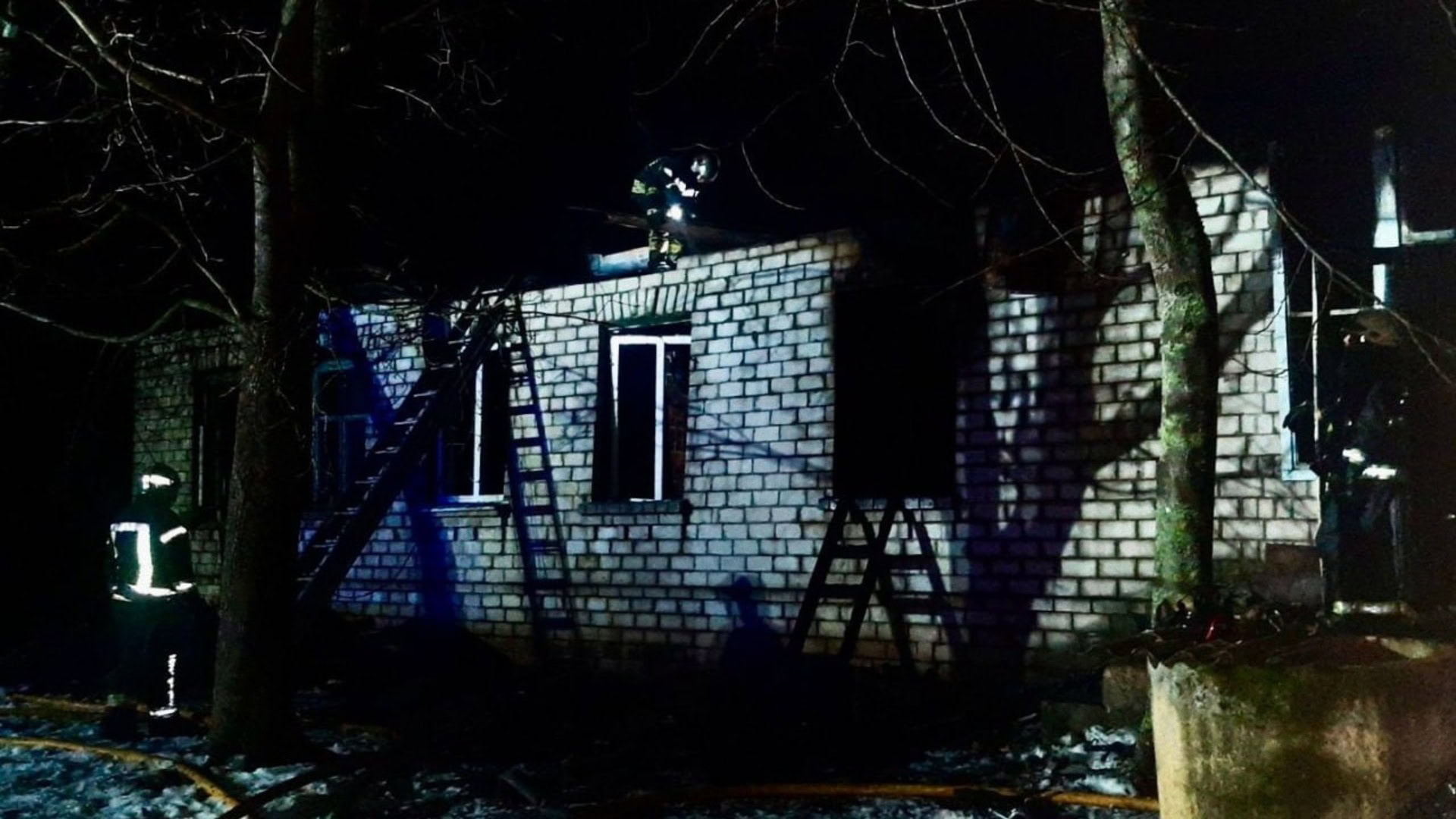 Нічна пожежа у приватному цегляному будинку в селі Літки Броварського району, рятувальники ДСНС працюють на даху та біля будівлі з драбинами
