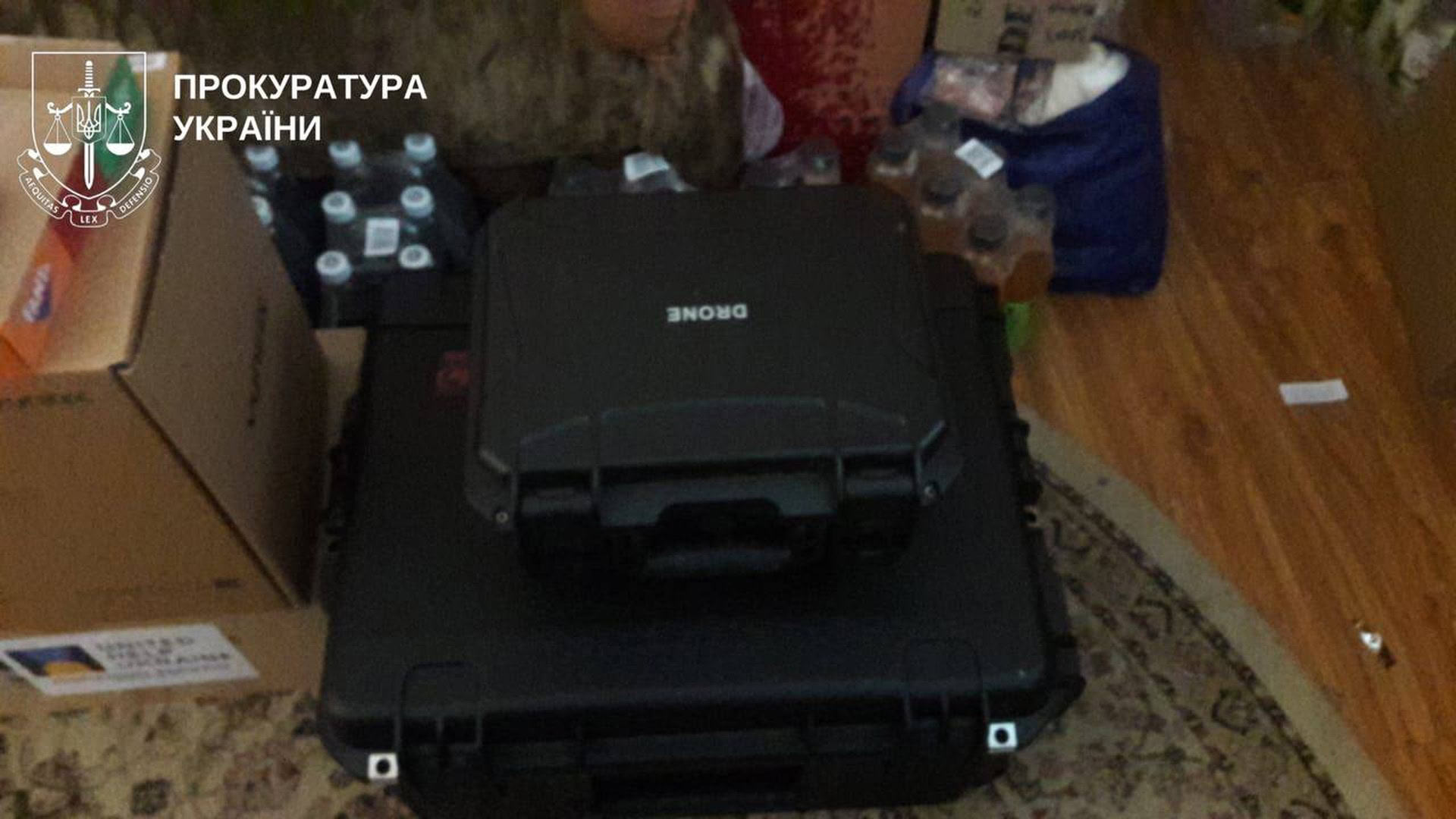 Вилучені під час обшуку кейси з написом DRONE та інша гуманітарна допомога у справі про незаконний продаж безпілотників громадянином Польщі