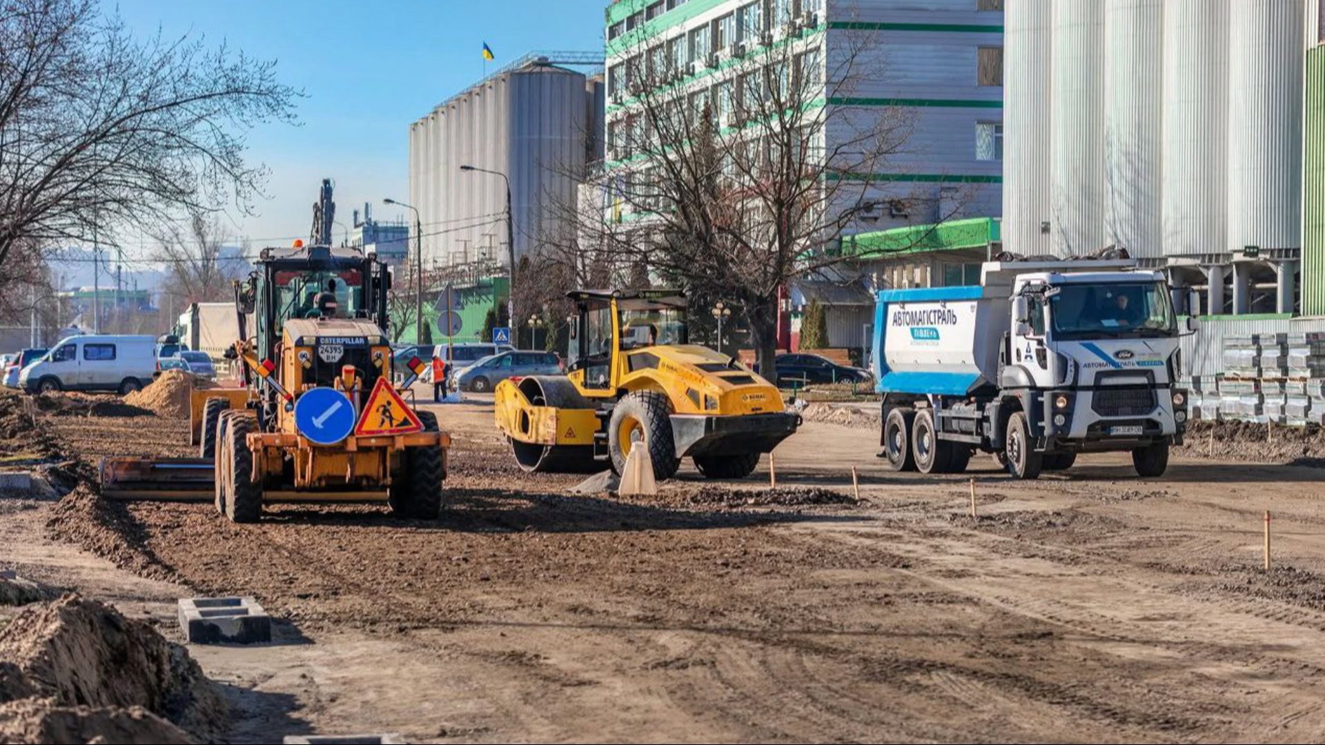 Капітальний ремонт вулиці Богатирської в Оболонському районі Києва — підготовка 300-метрової ділянки під нове дорожнє покриття
