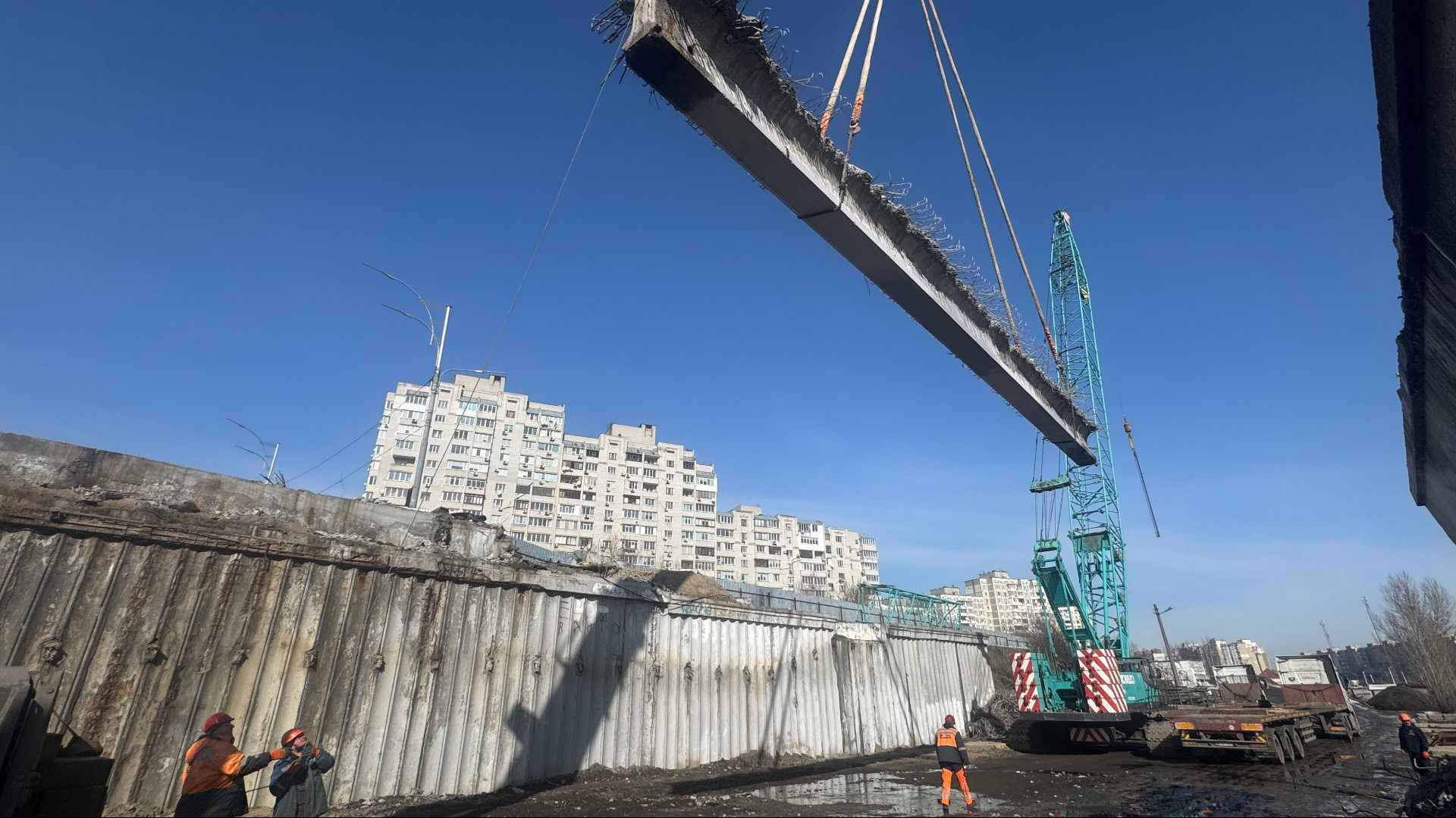 Будівельна техніка на шляхопроводі на вулиці Рональда Рейгана під час капітального ремонту в Деснянському районі Києва