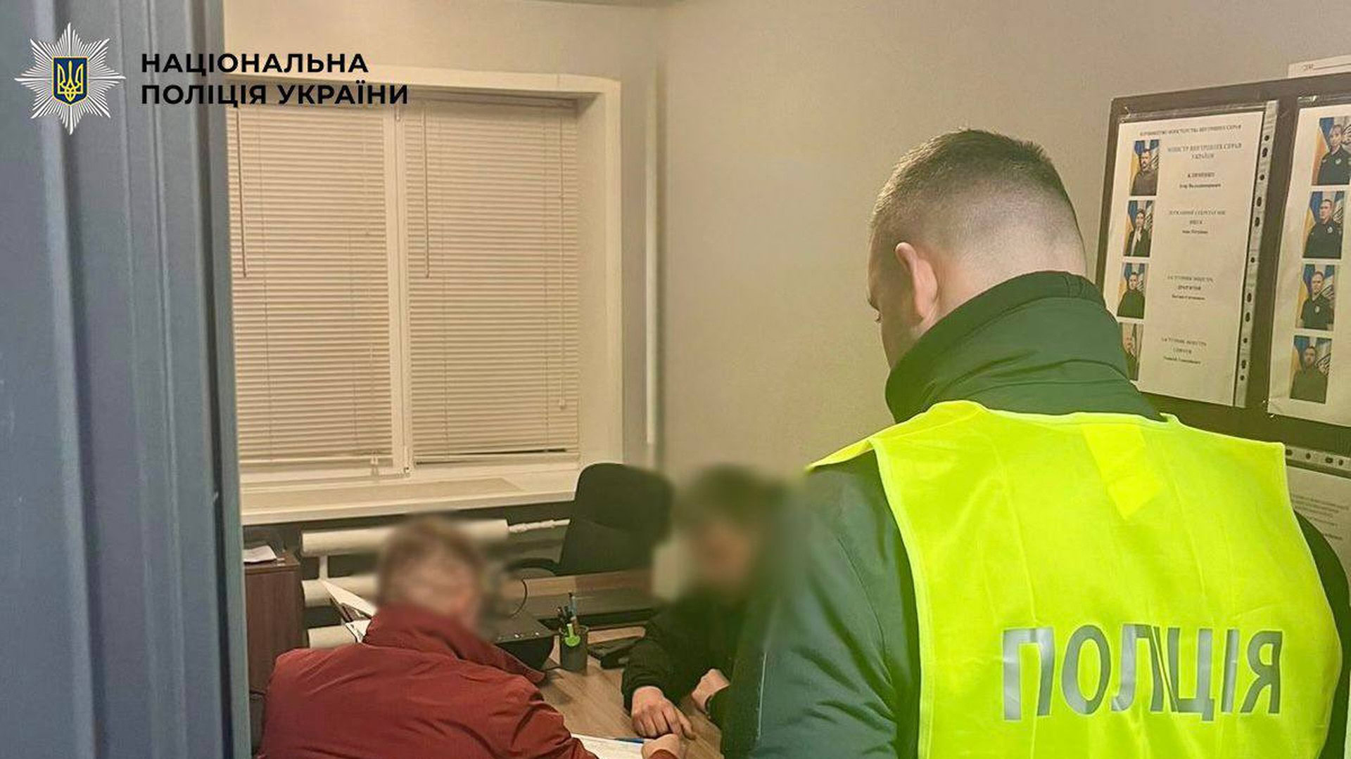 Поліцейський у жовтому жилеті складає адміністративний протокол на чоловіка за жорстоке поводження із собакою