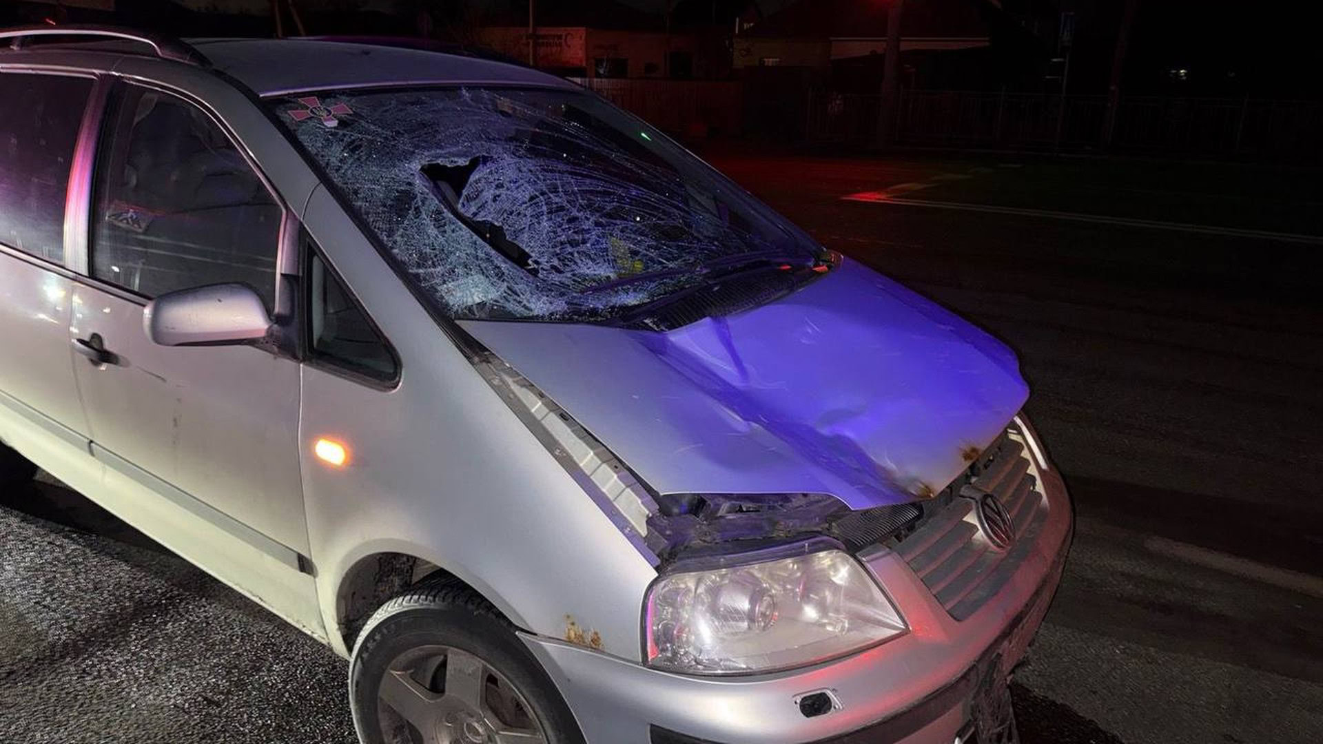 Пошкоджений автомобіль Volkswagen із розбитим лобовим склом після смертельного наїзду на пішохідку в Броварах, нічне фото з місця ДТП