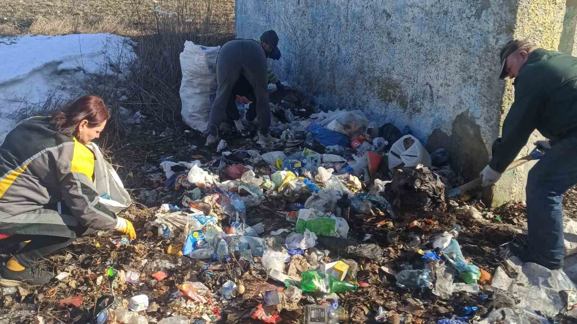 Стихійне сміттєзвалище у житловому мікрорайоні Яготина: пакети зі сміттям на узбіччі після зими