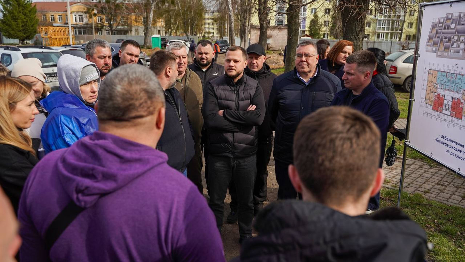 Будівельний майданчик нового житлового комплексу у Гостомелі на місці зруйнованого військового містечка