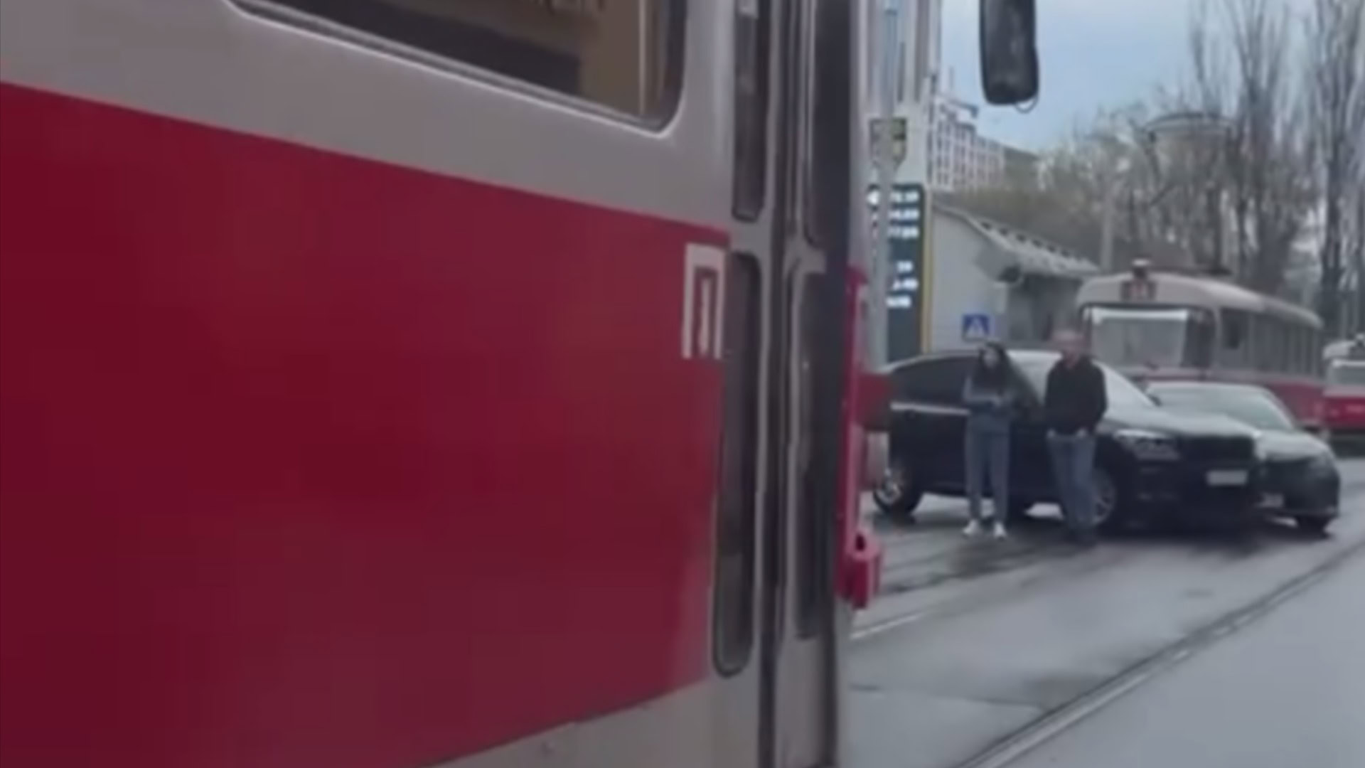 ДТП на трамвайних коліях на вулиці Глибочицькій у Києві, рух трамваїв заблоковано в обидва напрямки