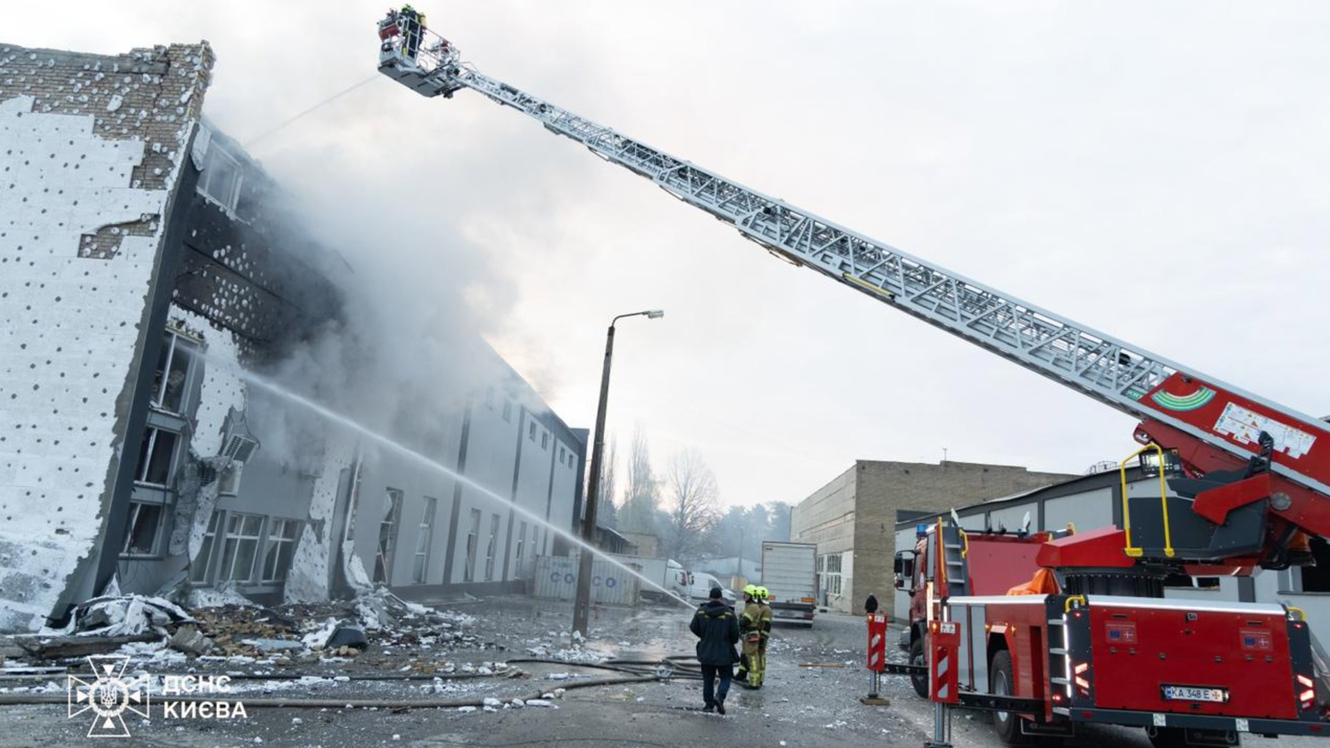 Пожежники ДСНС гасять пожежу в будівлі після влучання під час атаки на Київ 16 квітня 2026 року