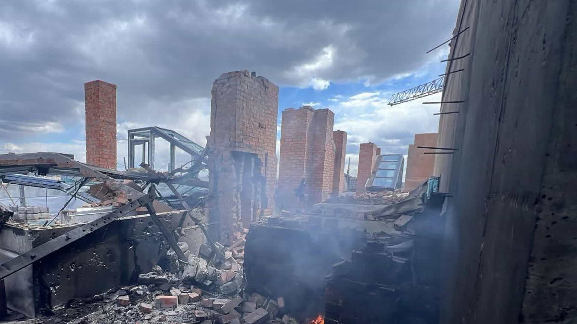 Зруйнована будівля після удару БпЛА по Києву 28 квітня — цегляні стовпи, уламки та дим на місці руйнувань