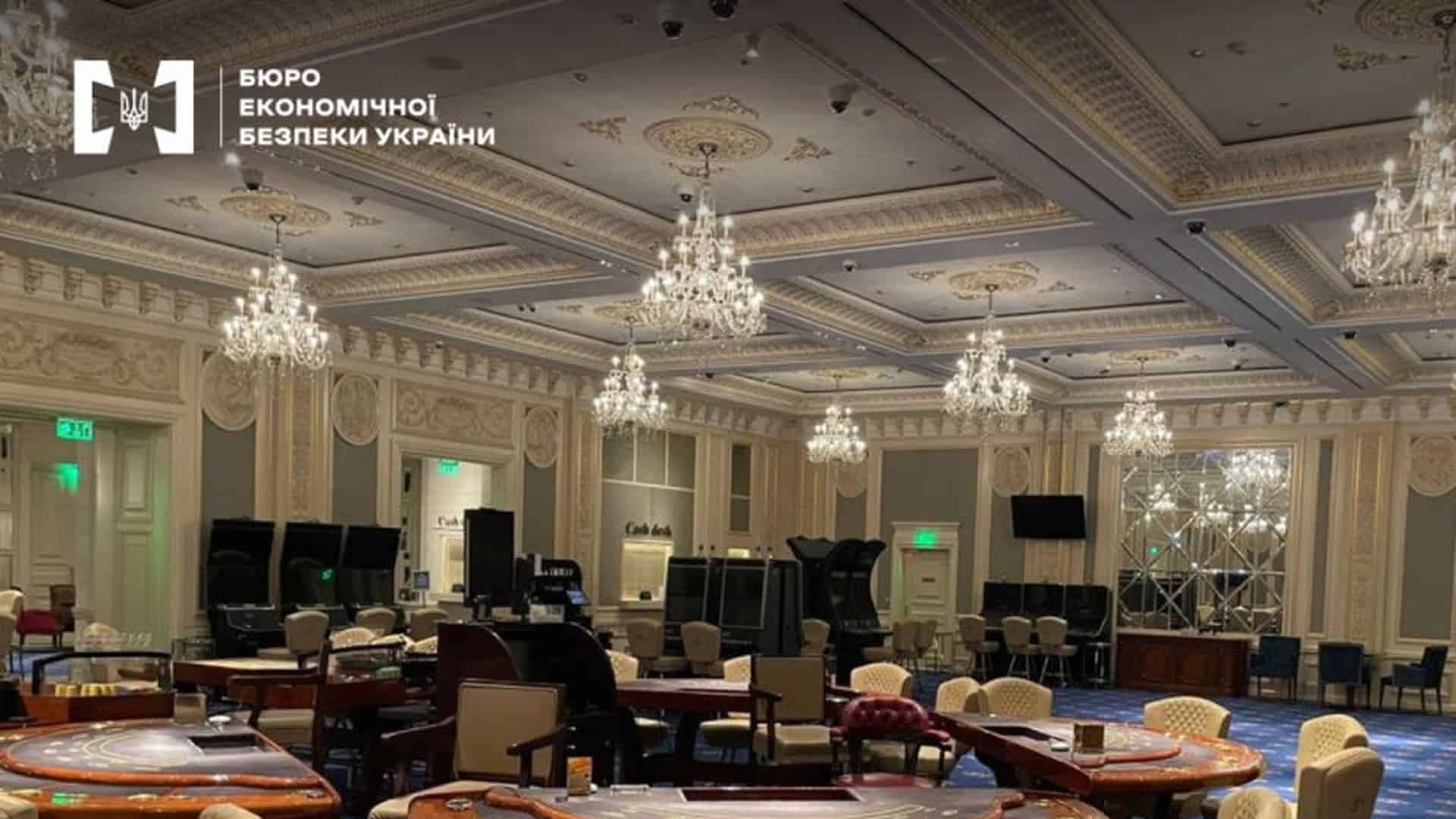 Розкішний зал казино з ігровими столами і кришталевими люстрами — фото з матеріалів кримінальної справи про нелегальну мережу онлайн-казино