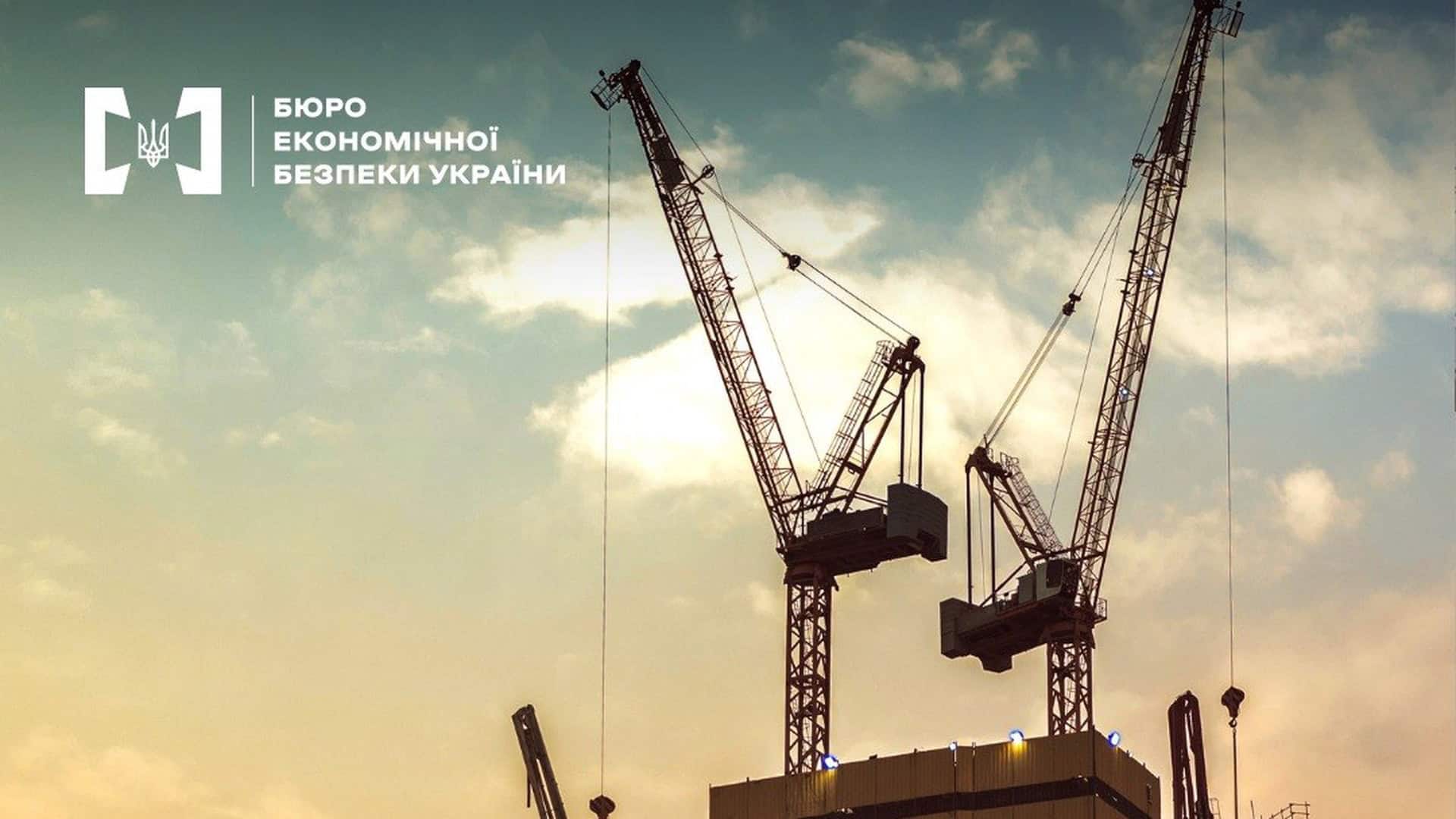 Будівельні крани на фоні хмарного неба — ілюстрація до справи про ухилення від ПДВ при відновлювальних роботах багатоквартирних будинків