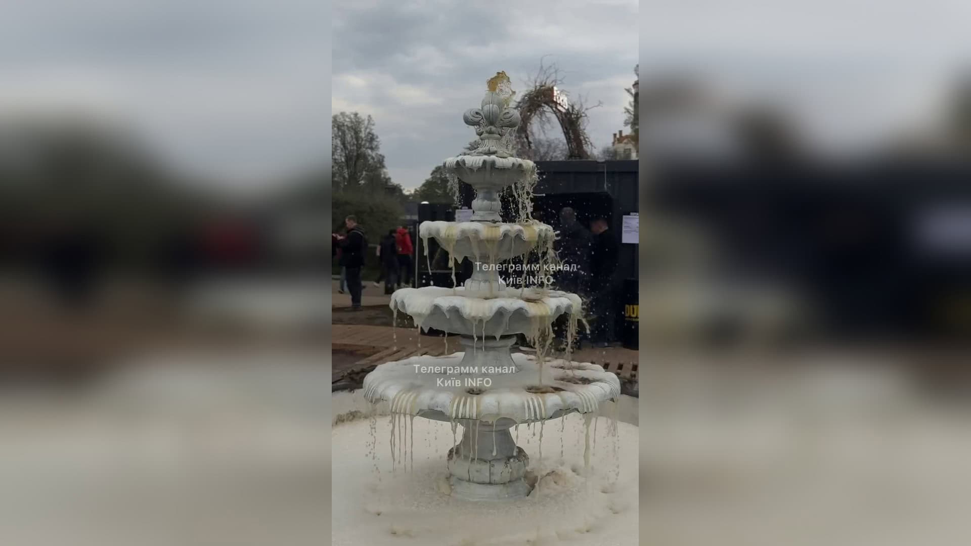 Пивний фонтан об'ємом 1560 літрів на ВДНГ у Києві під час фестивалю Garden Beer Weekend 7 квітень 2026