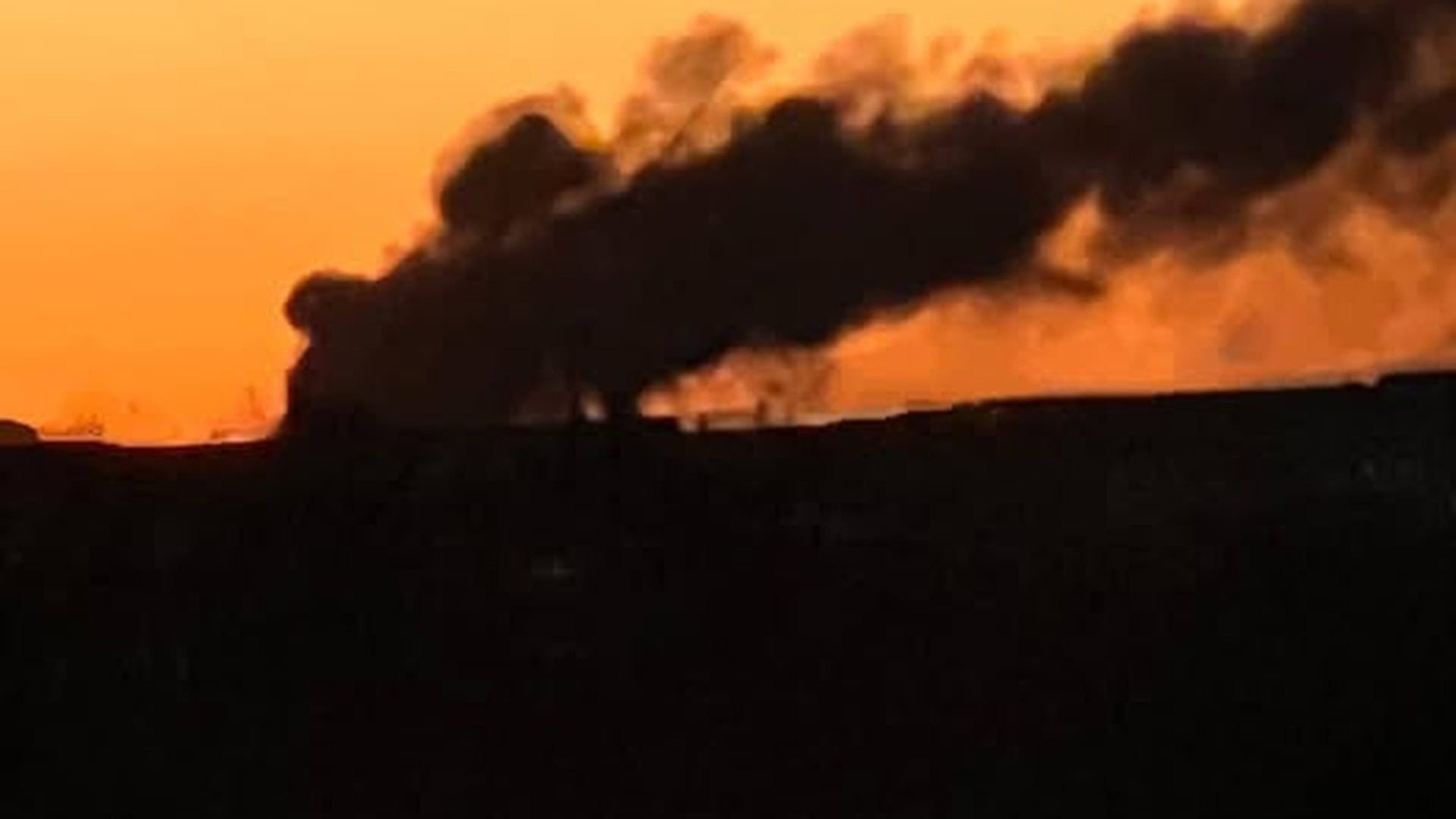 Чорний дим і вогонь на тлі помаранчевого ранкового неба після падіння ворожих цілей у Білій Церкві