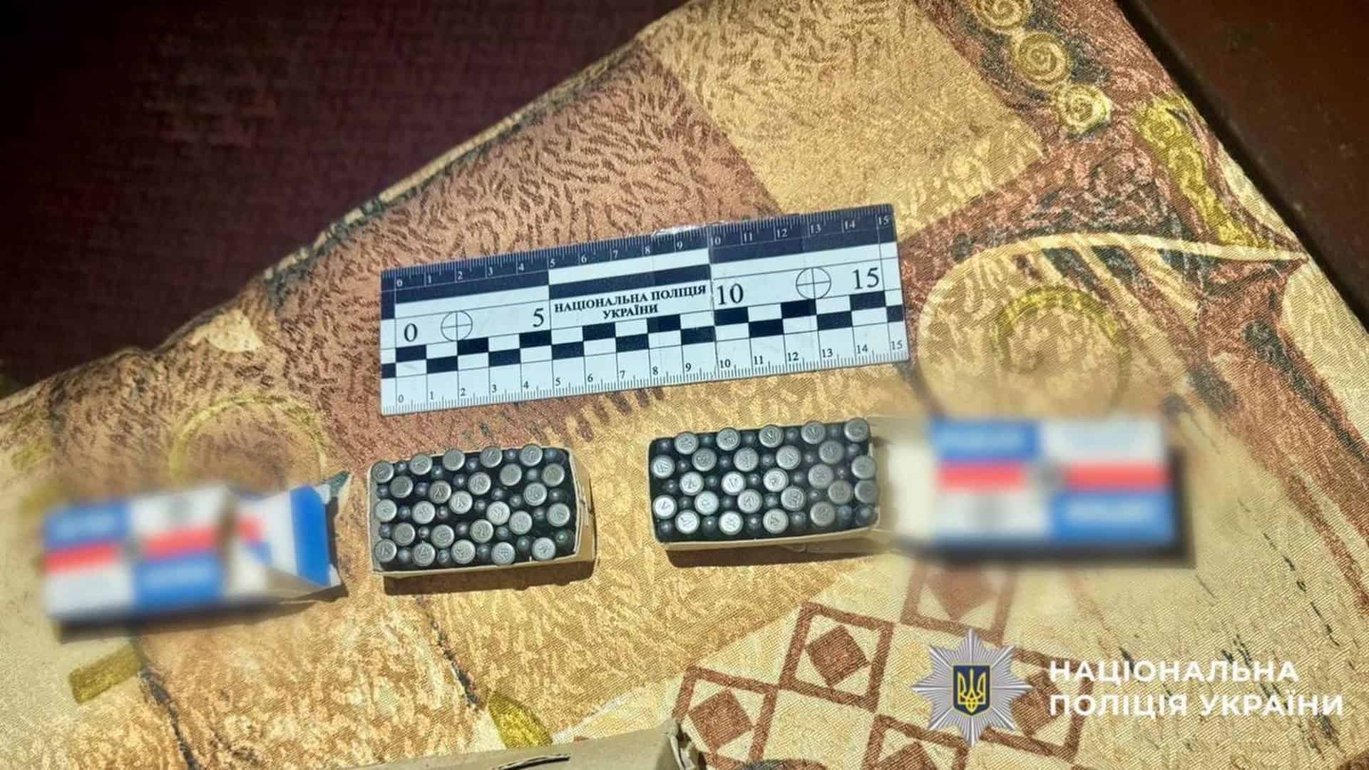 Вилучені набої та криміналістична лінійка з написом Національна поліція України — докази у справі про незаконний збут боєприпасів на Білоцерківщині