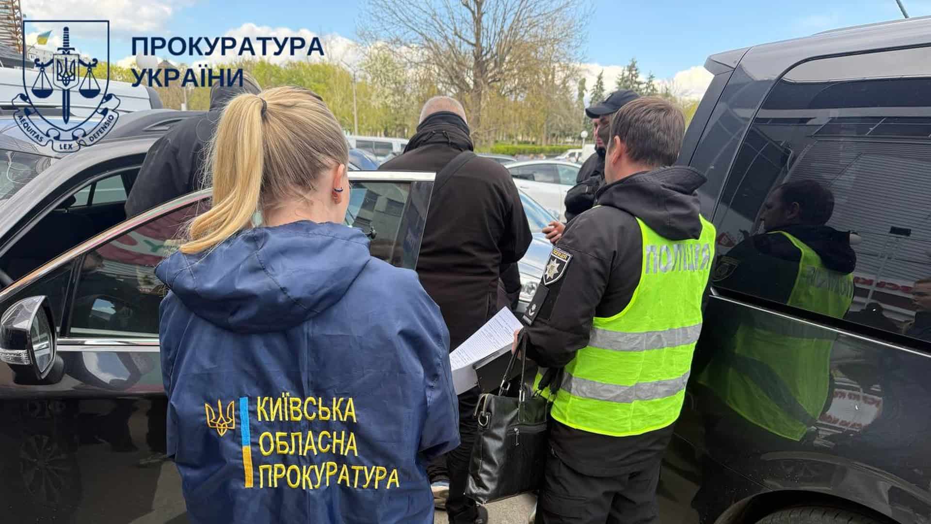 Слідчі Київської обласної прокуратури та поліцейські під час затримання учасників схеми незаконного ухилення від мобілізації у Білоцерківському ТЦК
