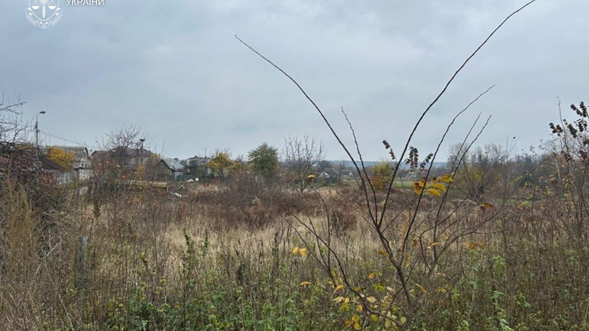 Порожня земельна ділянка у мікрорайоні Бортничі в Києві — місце, де реєстрували неіснуючий будинок