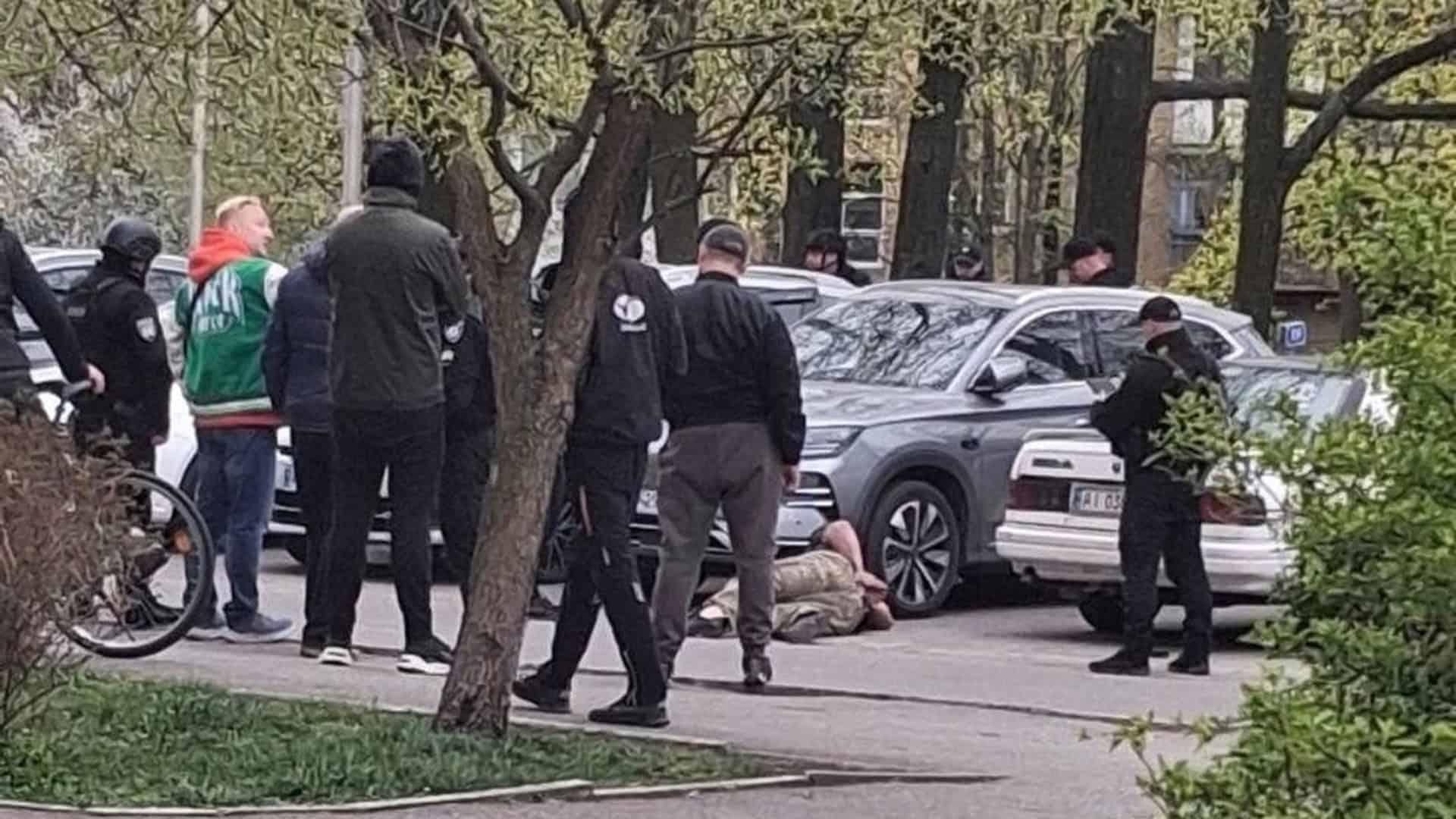 Поліція затримує чоловіка у військовій формі на вулиці у Бучі після стрілянини біля торговельних точок, 25 квітня 2026 року