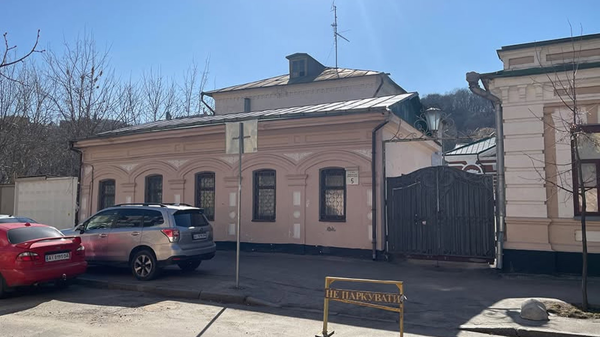 Одноповерховий рожевий будинок у стилі класицизму на вулиці Притисько-Микільській, 5 у Києві — корпус Флорівського жіночого монастиря на Подолі