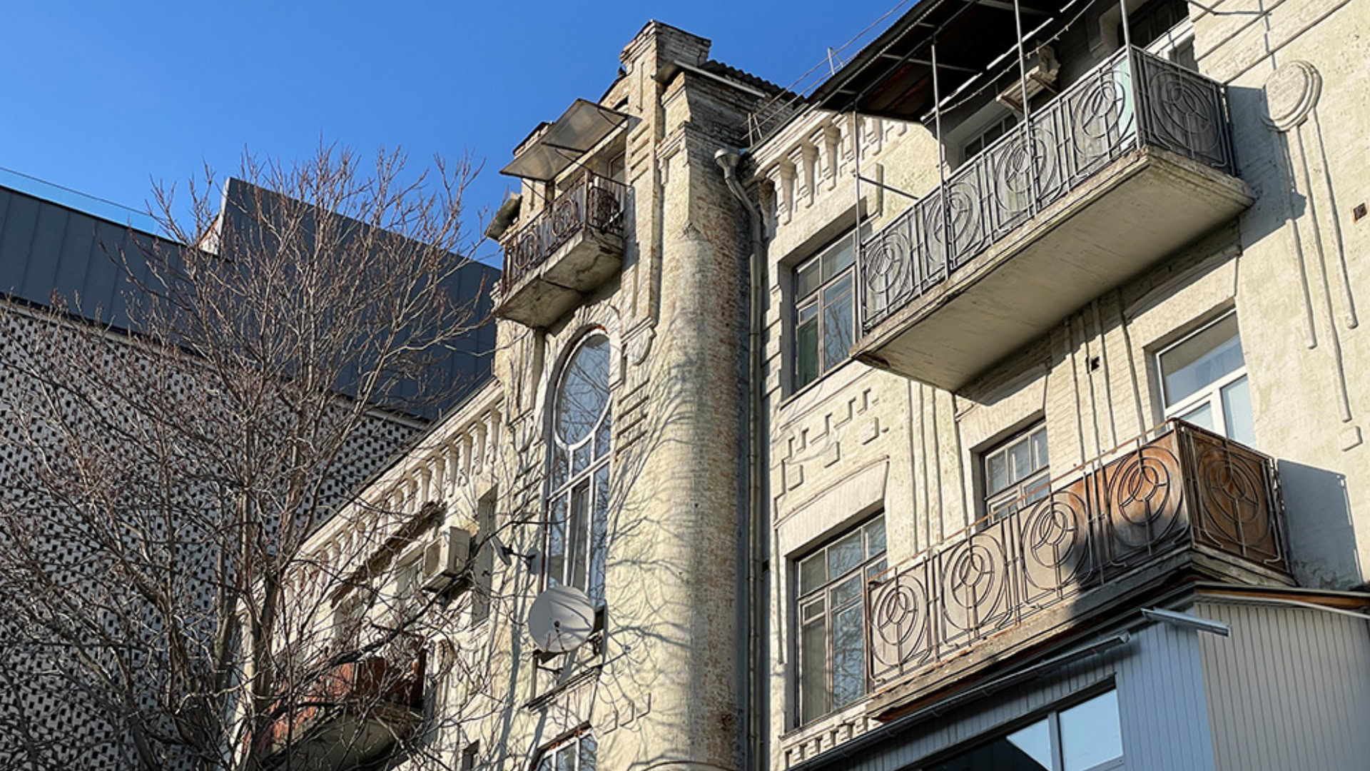 Фасад чотириповерхового будинку у стилі модерн на вулиці Петра Сагайдачного 16-б у Києві з декоративними балконними ґратами та аттиком