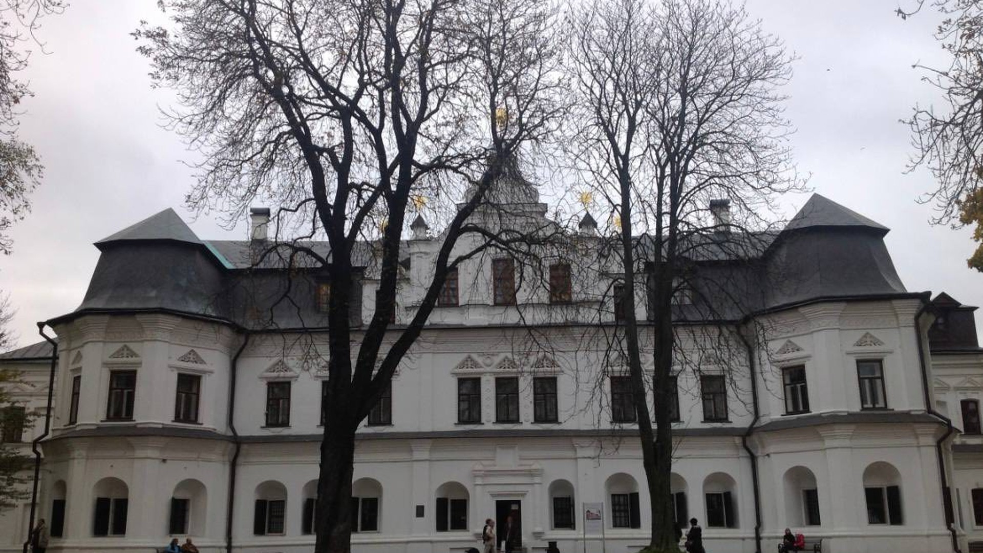 Будинок митрополита у Національному заповіднику «Софія Київська» — двоповерховий палац із мансардою, збудований у XVIII столітті, об'єкт спадщини ЮНЕСКО в Києві