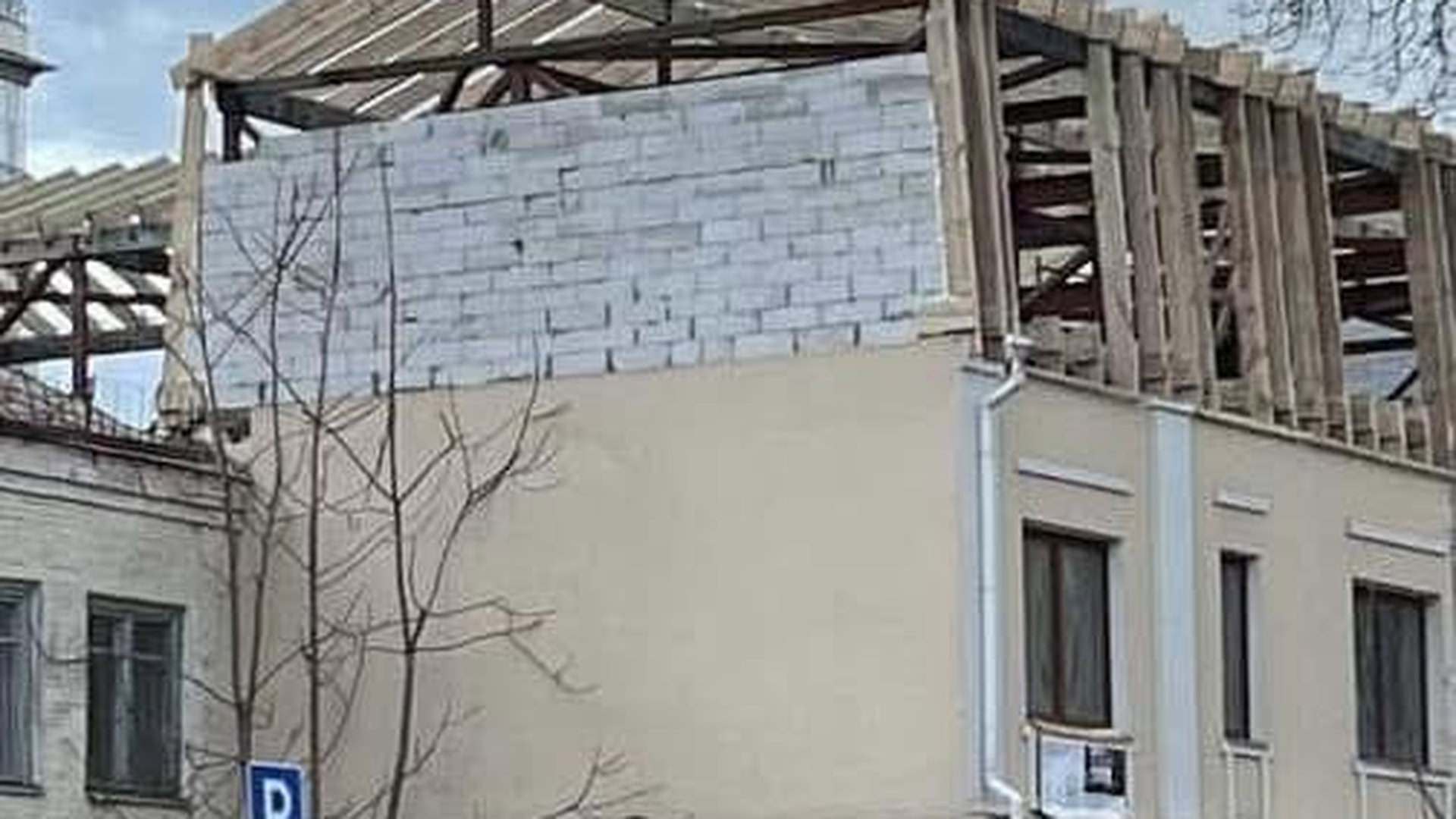 Будинок Замкова на вул. Івана Франка, 26 у Києві — незаконна надбудова з газоблоку на даху історичної споруди 1899 року