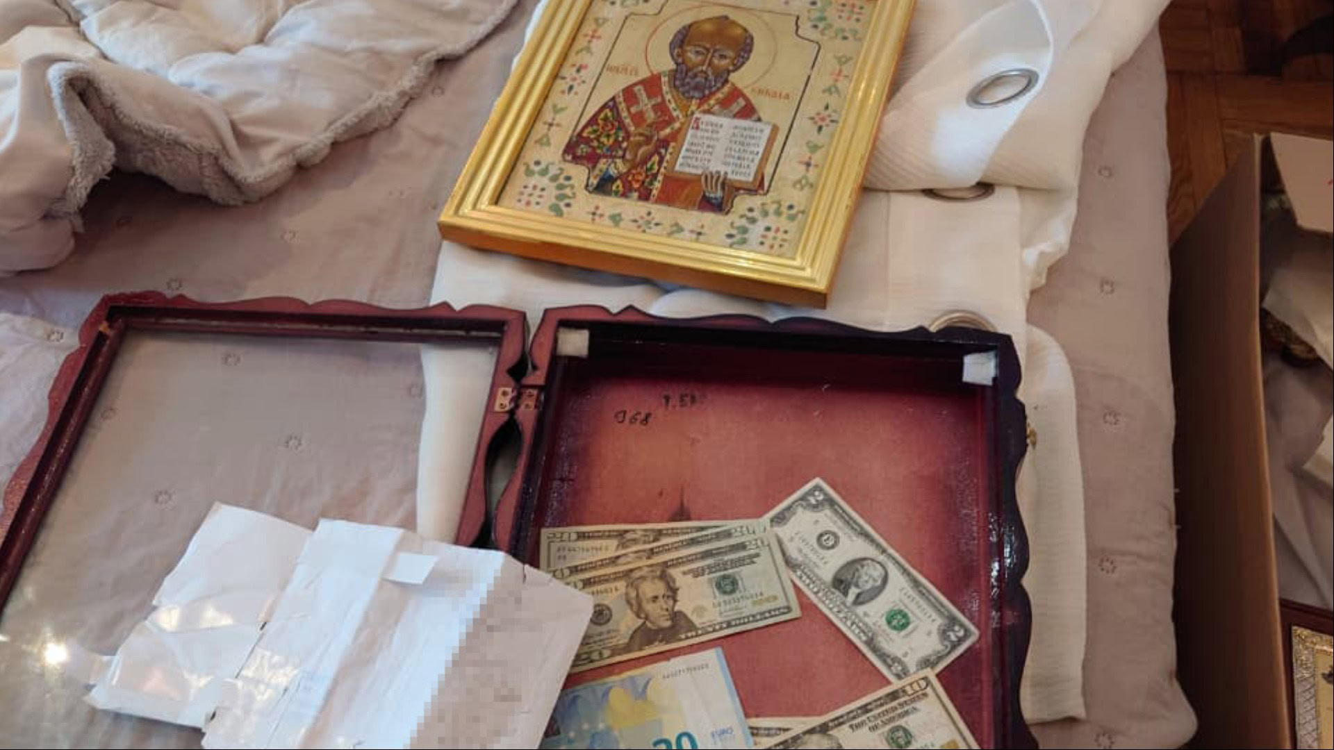Вилучені під час обшуків гроші та ікона, знайдені у помічників народних депутатів, затриманих за шахрайство з ухилянтами