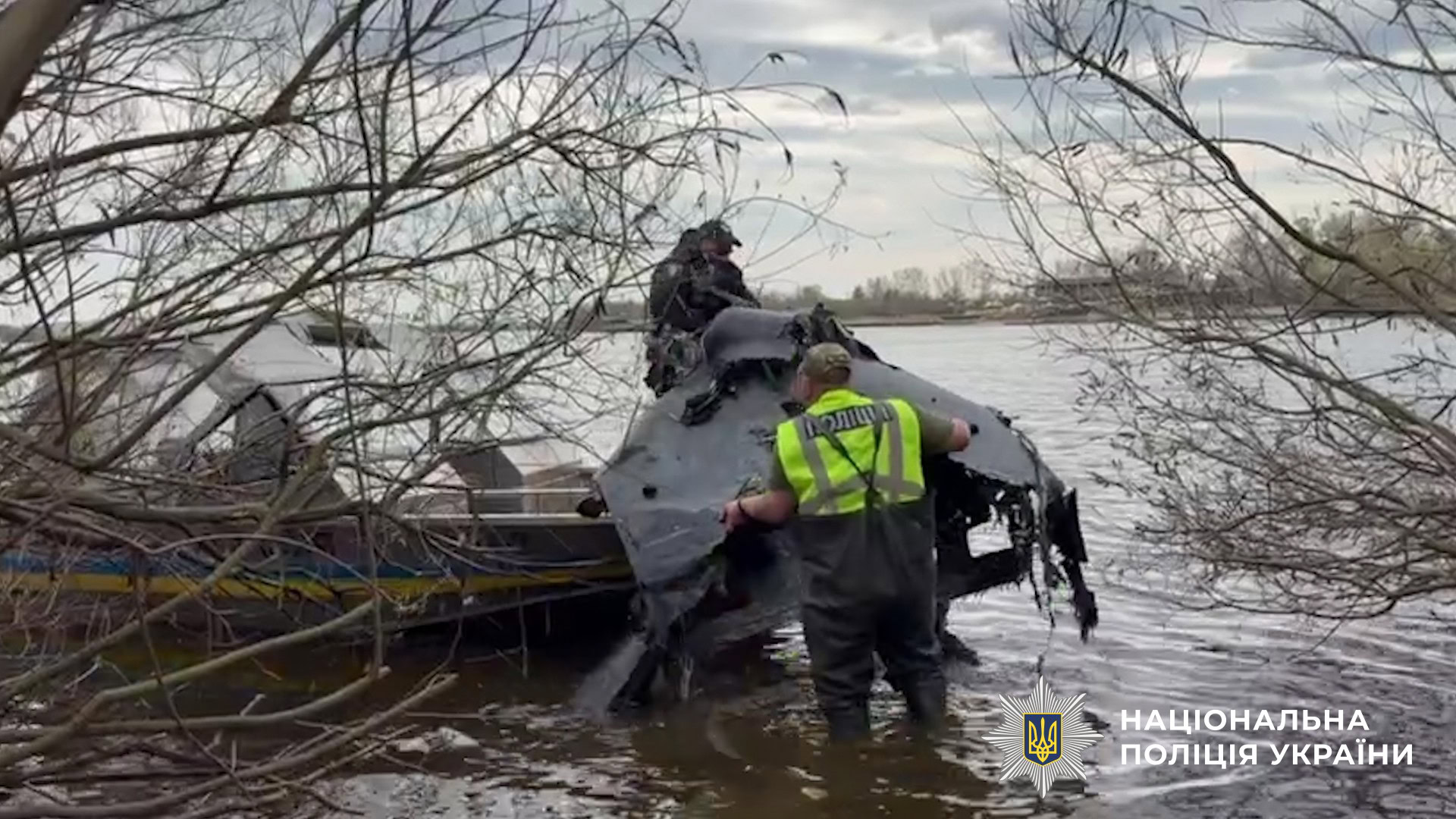 Полiцейськi у гумових чоботях витягають з води уламки ворожого безпiлотника «Герань-2», що впав у Днiпро в районi Голосiєва у Києвi