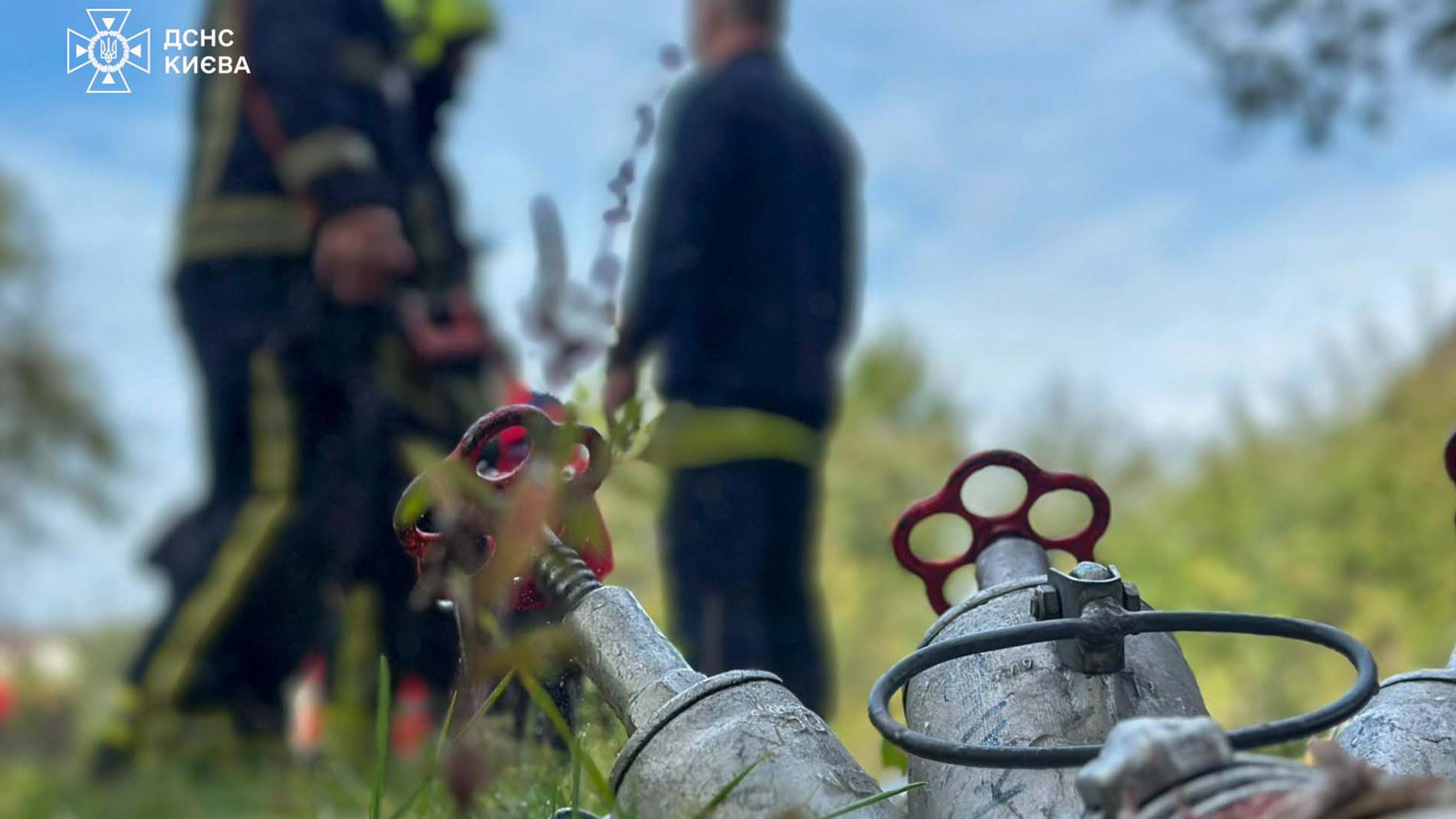 Рятувальники ДСНС чергують напередодні Великодніх свят для забезпечення пожежної безпеки у храмах та на кладовищах