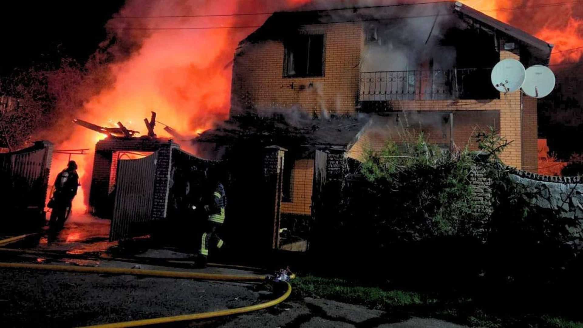 Рятувальники ДСНС гасять пожежу в житловому будинку у Броварському районі Київщини після нічної атаки дронів, квітень 2026 року
