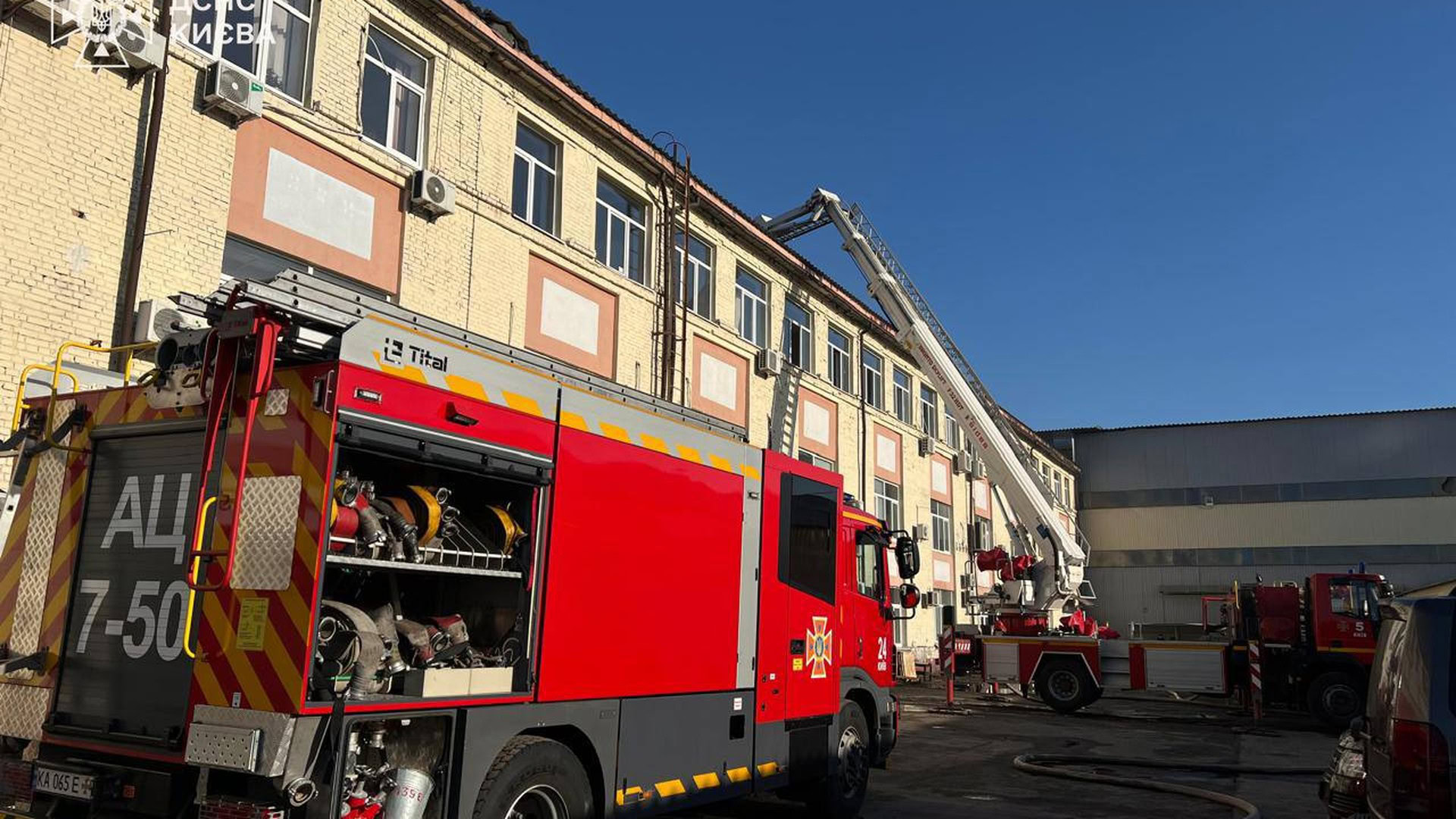 Рятувальники ДСНС ліквідують пожежу в офісно-складській будівлі після влучання ворожого БПЛА в Києві