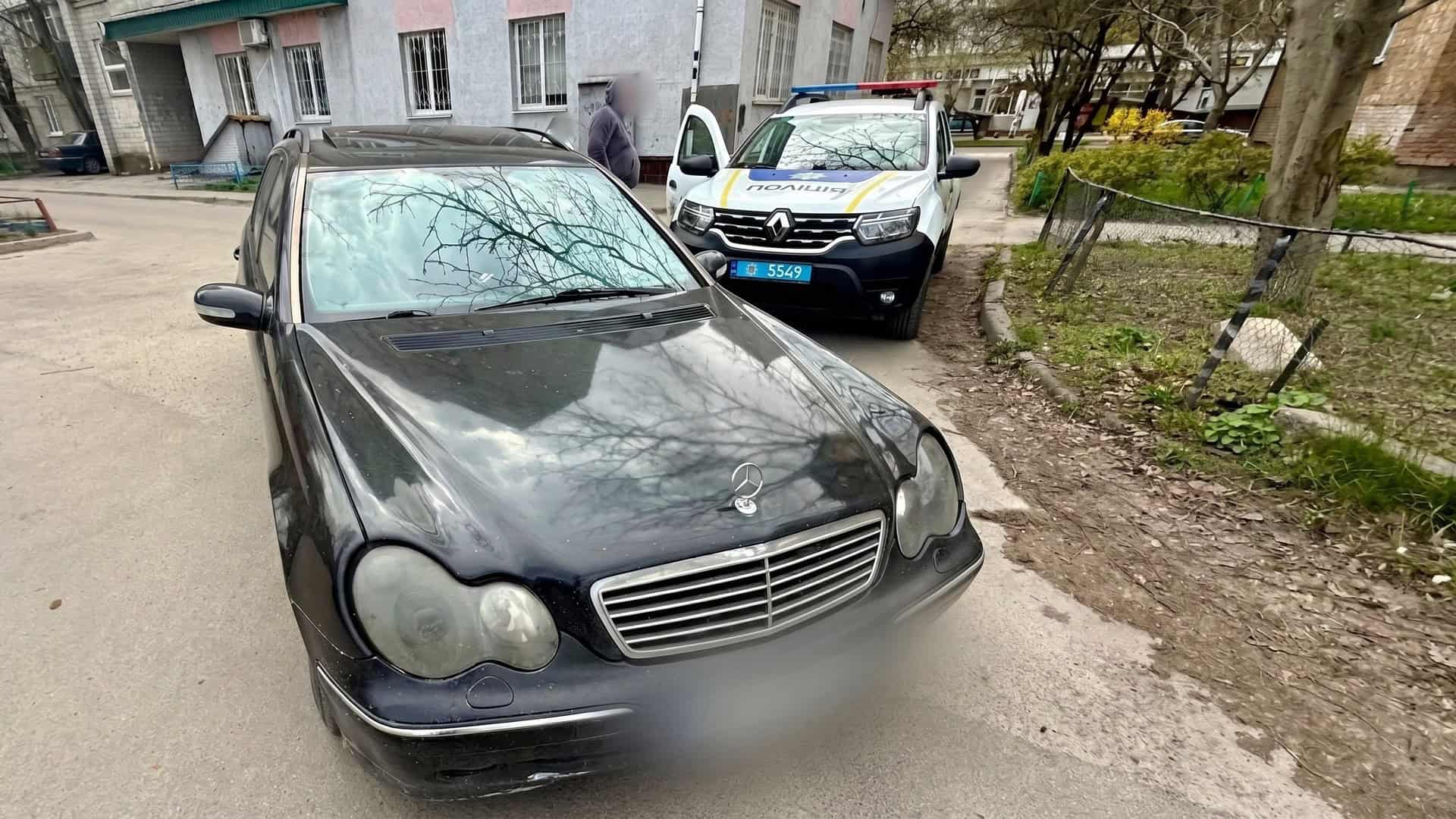 Чорний Mercedes та поліцейське авто на місці смертельного ДТП на прибудинковій території у Білій Церкві на Київщині
