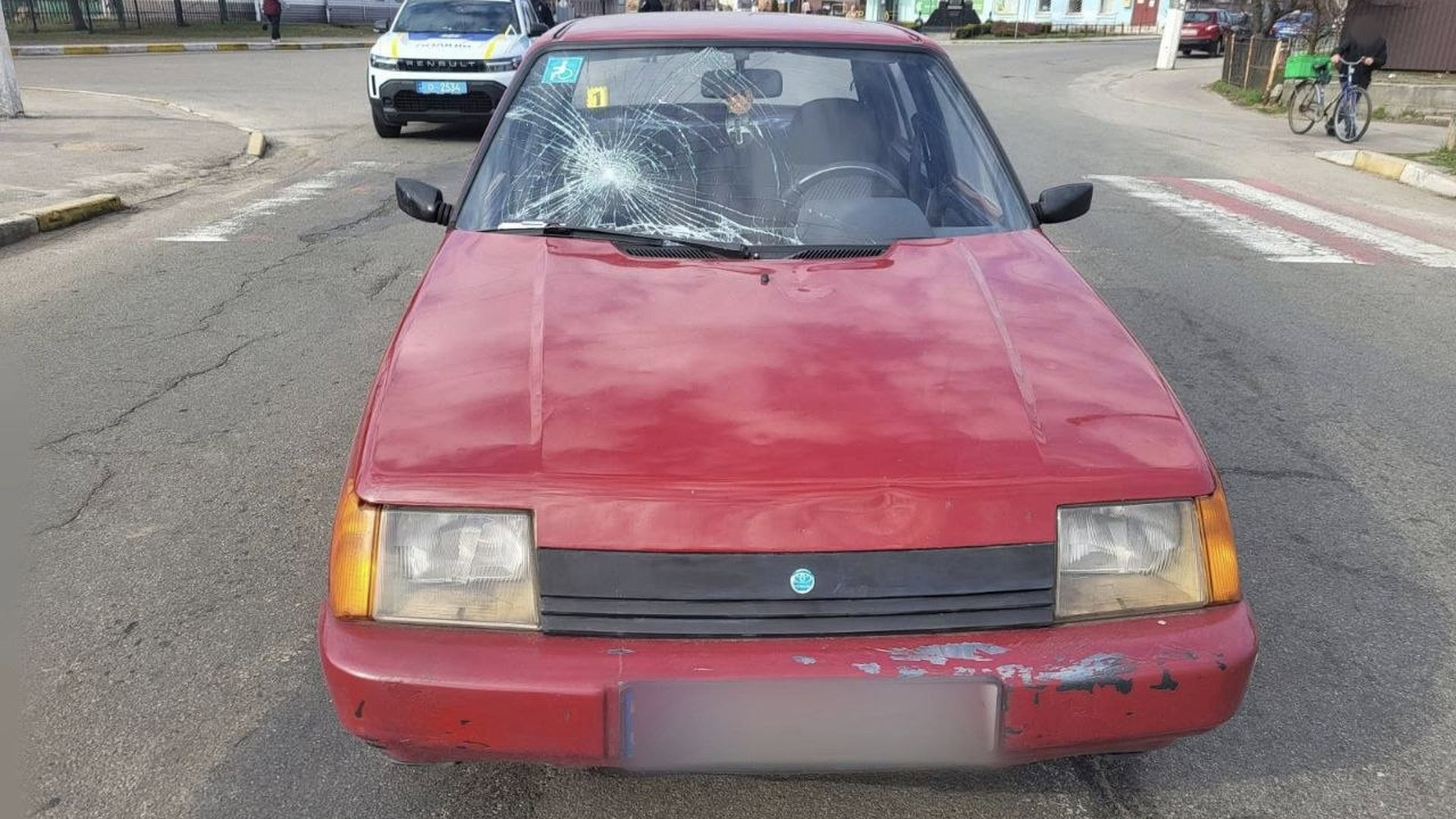 Червоний автомобіль ЗАЗ із розбитим лобовим склом після наїзду на двох пішоходок у Димері