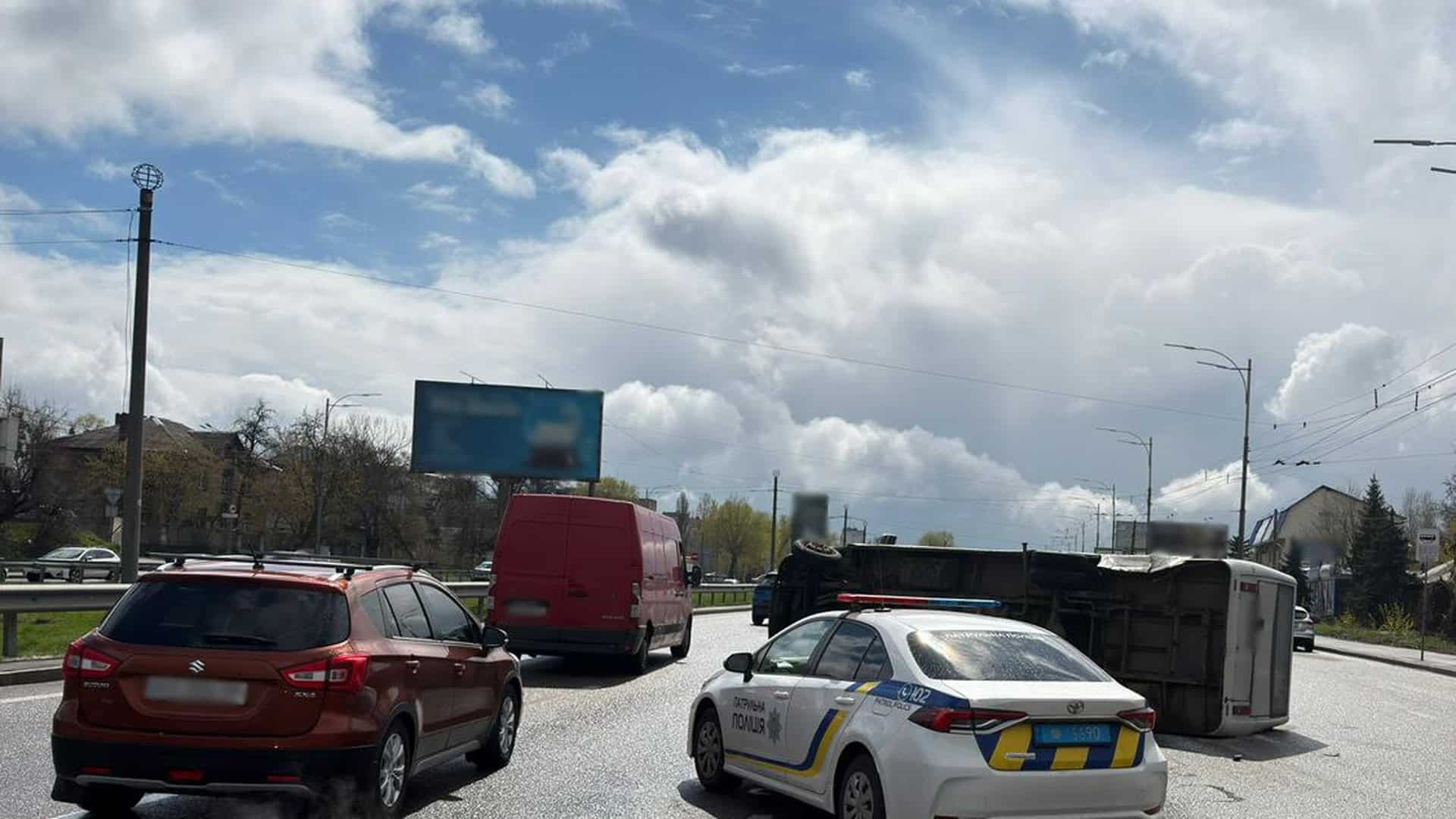Перевернутий причіп і патрульне авто поліції на Кільцевій дорозі Києва після ДТП, рух ускладнено від Берестейського до Жмеринської