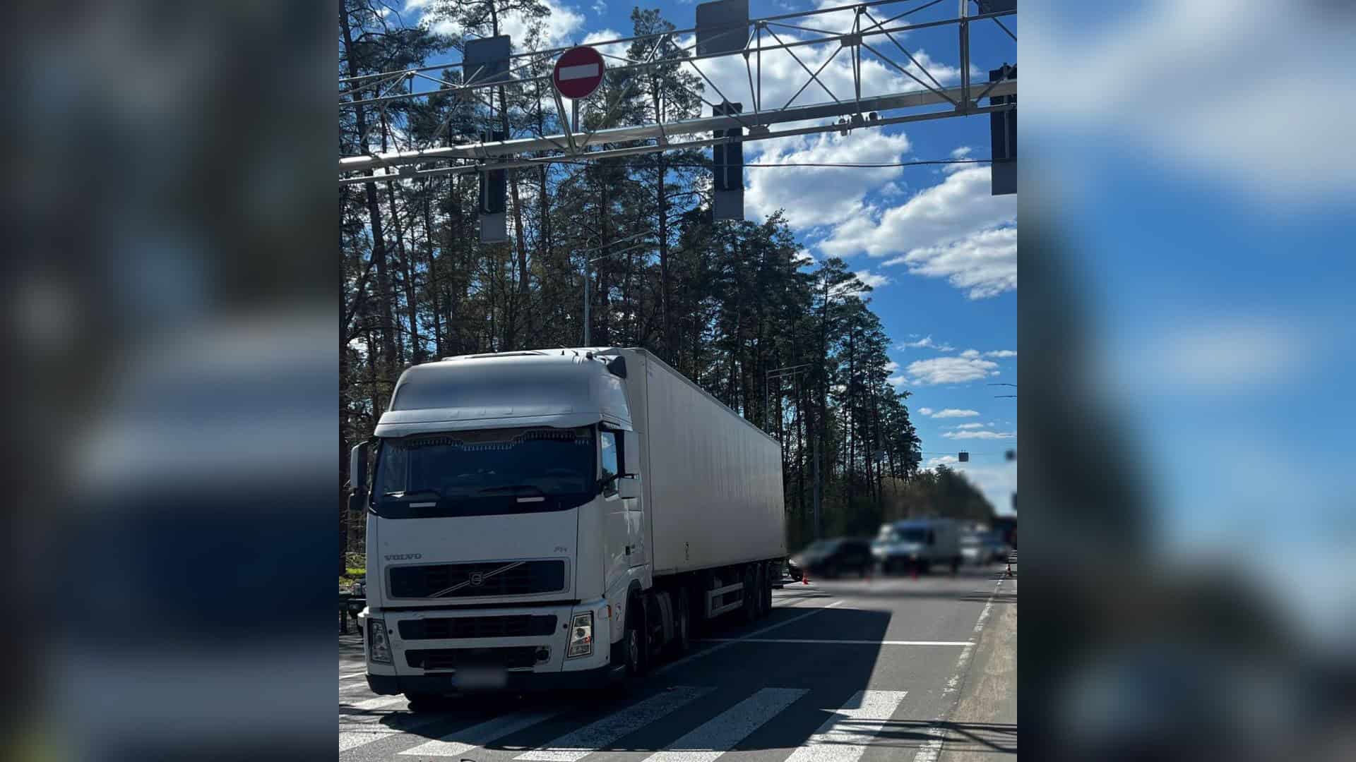 Вантажівка Volvo після ДТП на перехресті вулиці Газопровідної та Кільцевої дороги у Києві, поліцейські конуси на проїжджій частині