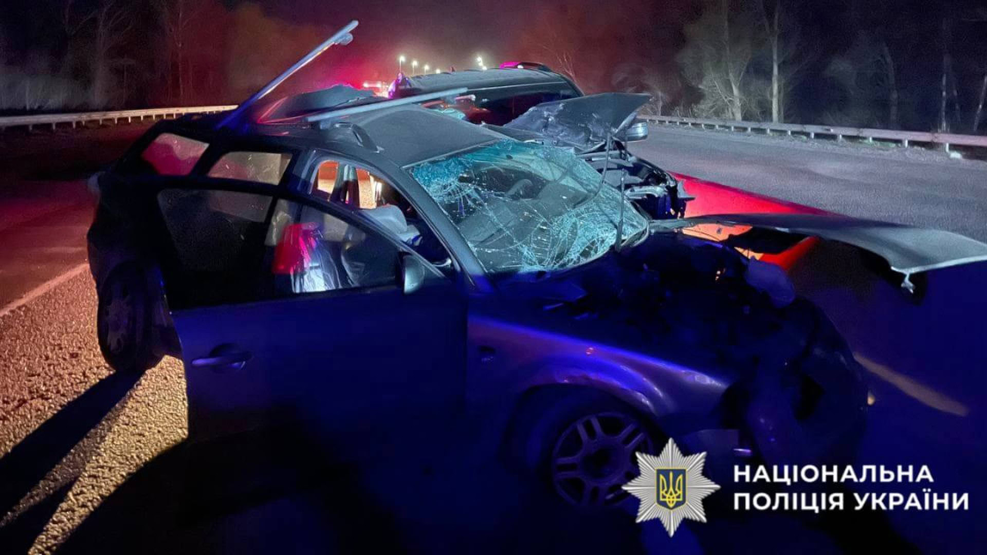 Пошкоджений Volkswagen з розбитим лобовим склом і деформованим дахом на нічній трасі Київ-Одеса після зіткнення з Toyota Land Cruiser