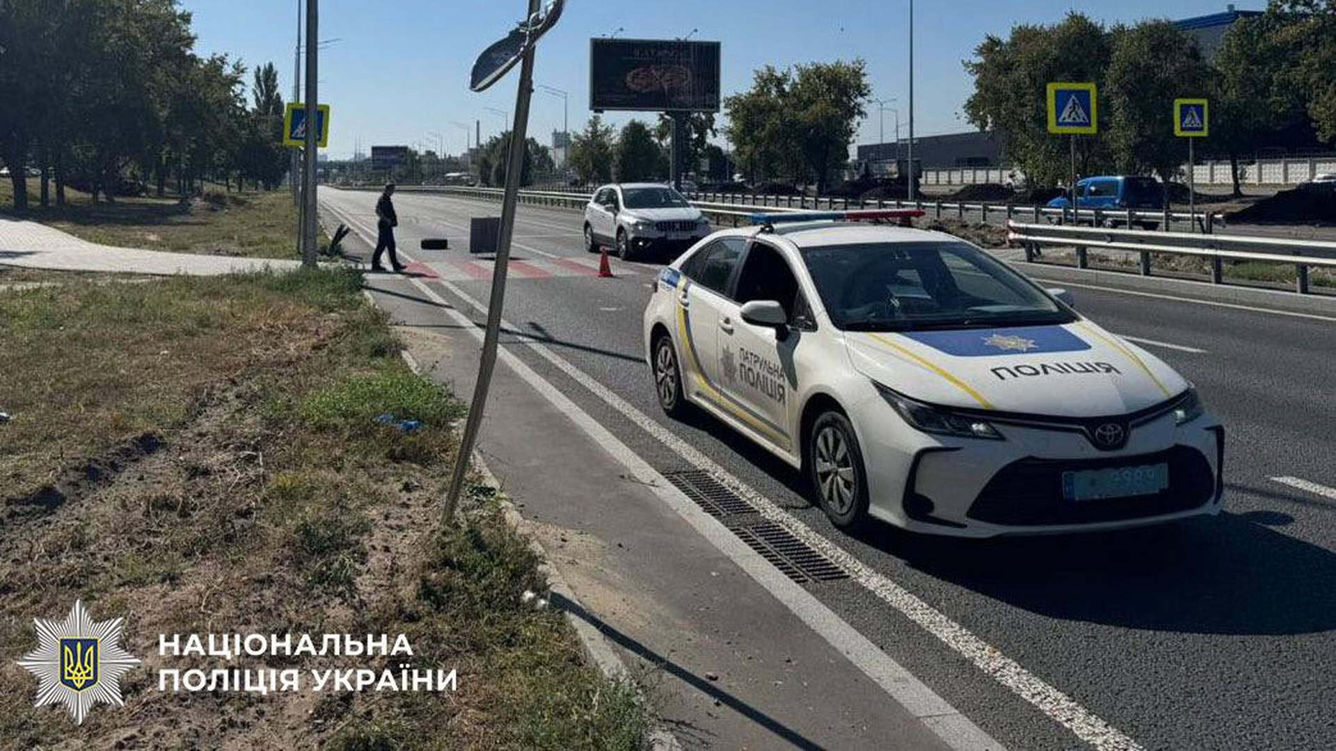 Патрульне авто поліції на місці смертельного ДТП на вулиці Богатирській в Оболонському районі Києва — водій фургона під наркотиками збив 84-річного пенсіонера на пішохідному переході