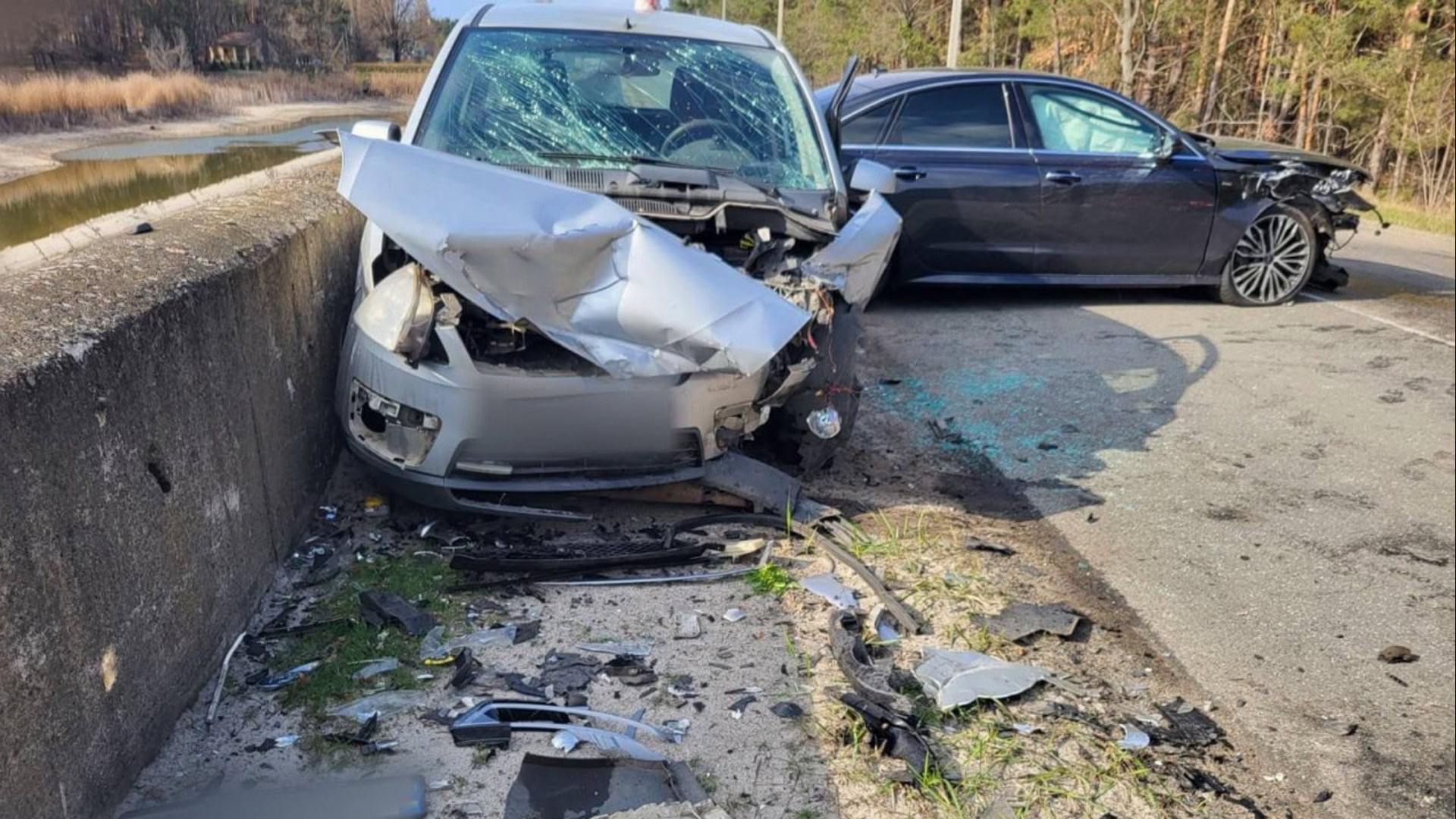 Наслідки ДТП на автодорозі Київ-Вишгород-Ровжі: пошкоджені автомобілі Audi A6 та Ford Focus після лобового зіткнення на дорозі