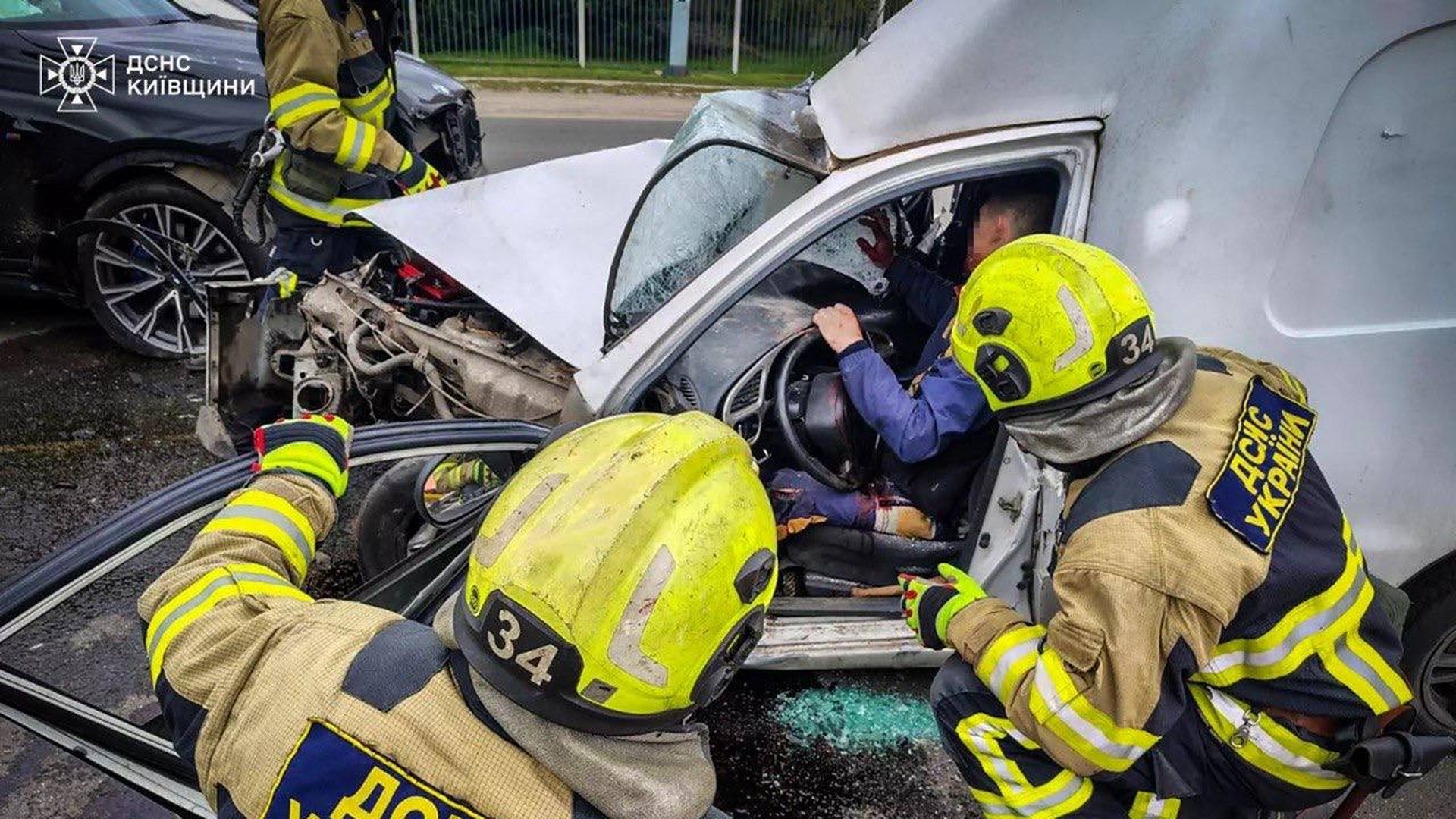 Рятувальники ДСНС Київщини деблокують постраждалого з понівеченого автомобіля після зіткнення Daewoo Lanos і BMW X7 у Вишневому 24 квітня 2026 року