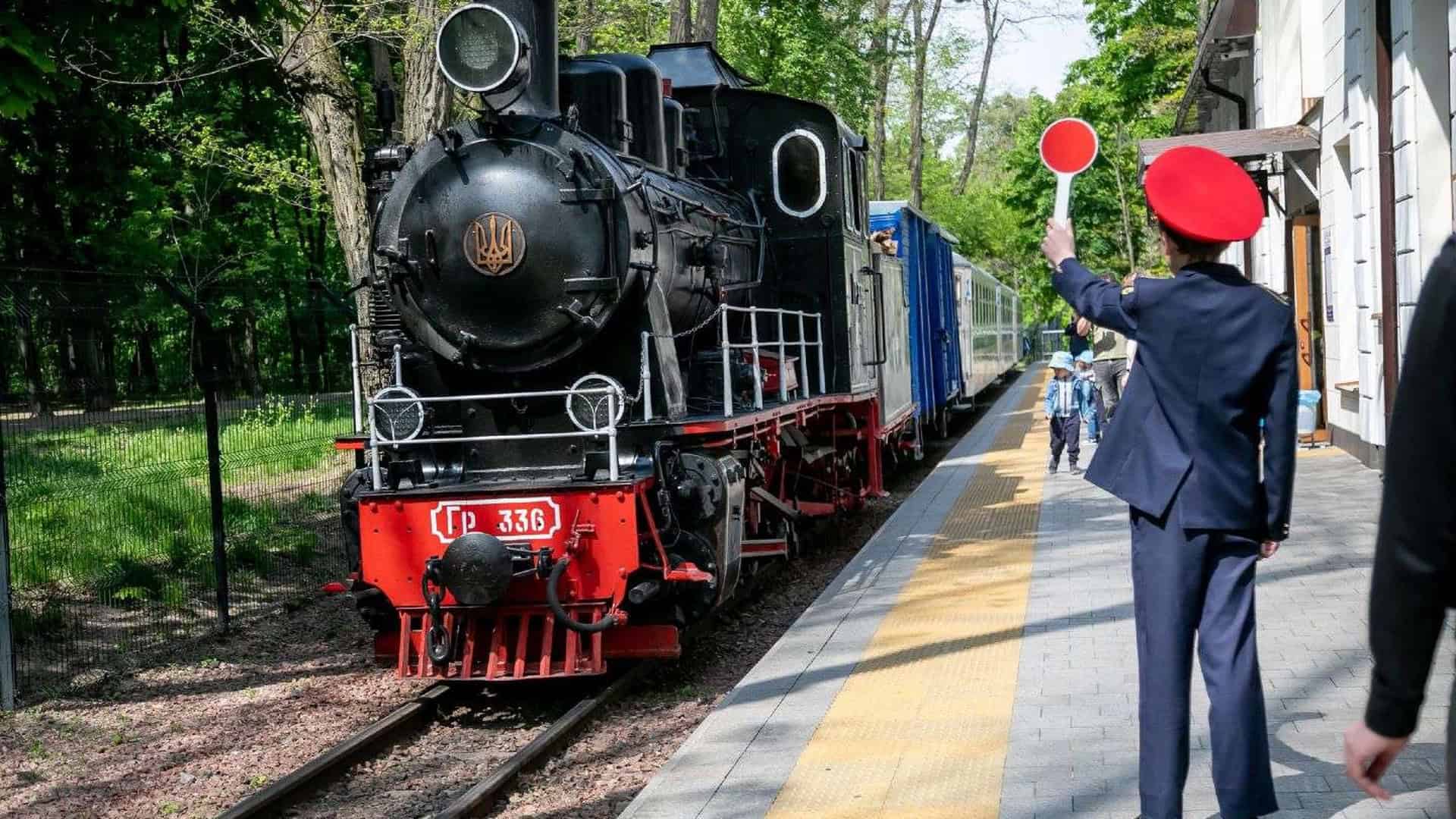 Діти та юні залізничники на Київській дитячій залізниці у Сирецькому парку відкриття 73-го літнього сезону 2026 року