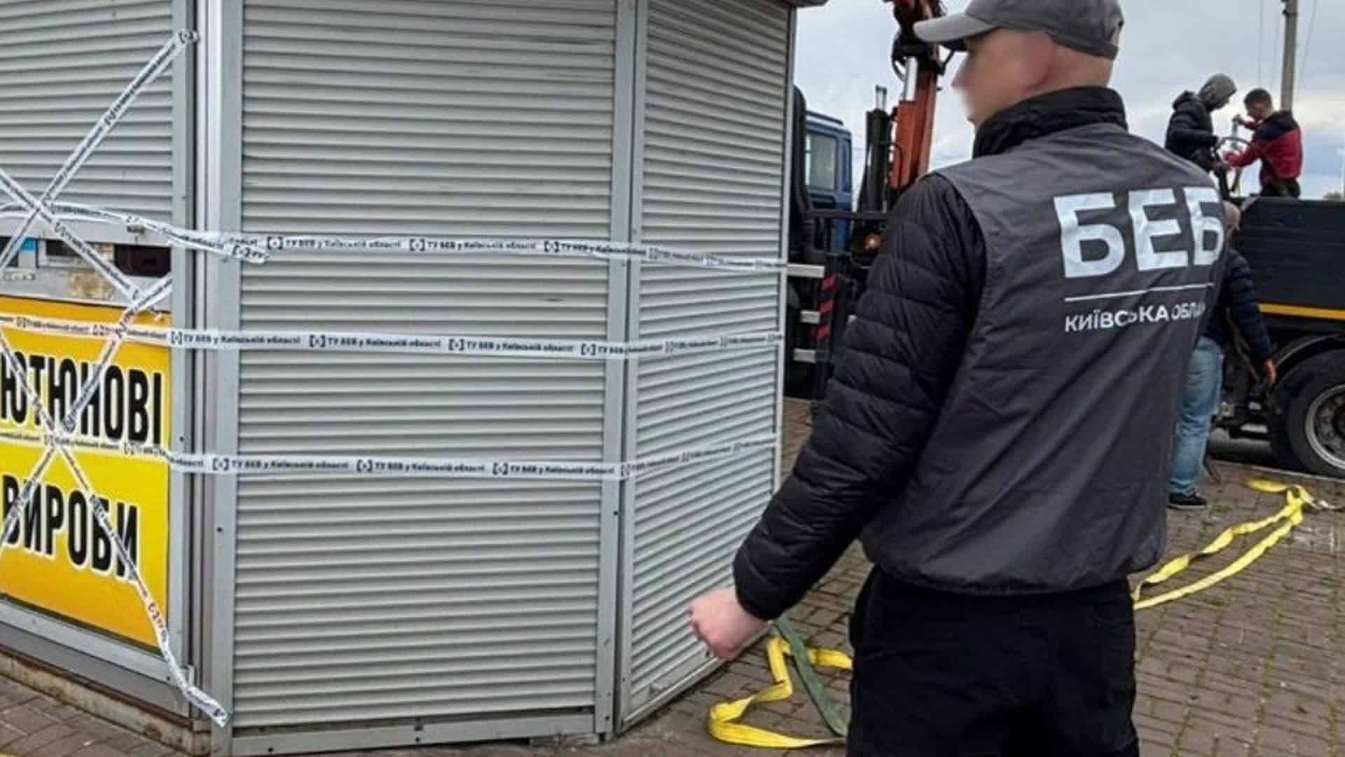 БЕБ ліквідувало мережу контрафактних цигарок на Київщині: вилучено на 5,5 млн грн