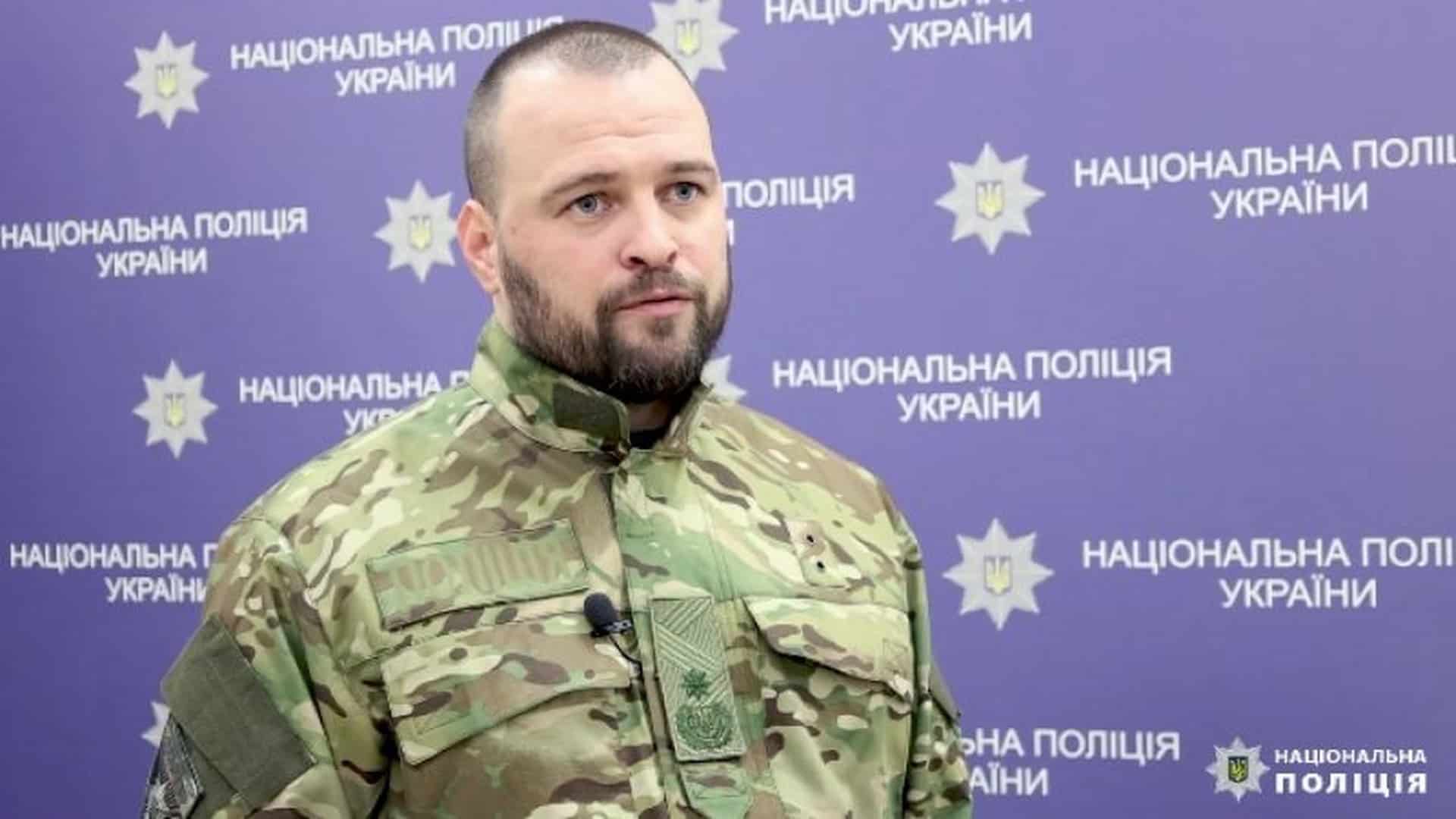 Заступник голови Національної поліції України і т.в.о. начальника патрульної поліції Олександр Фацевич на тлі символіки НПУ