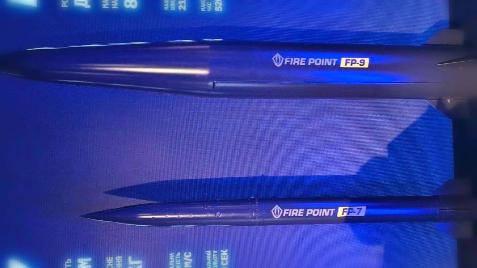 Макети балістичних ракет Fire Point FP-9 (угорі) та FP-7 (внизу), представлені на виставці «На шляху до URC» у Жешуві 27 квітня 2026 року