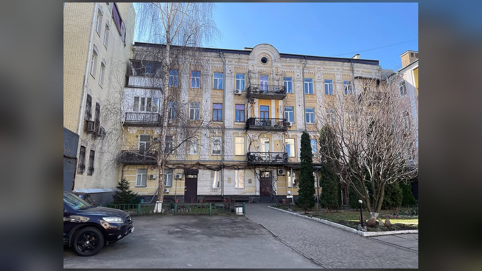 Чотириповерховий флігель кінця XIX століття в цегляному стилі у дворі будинку на вулиці Межигірській 5 на Подолі в Києві