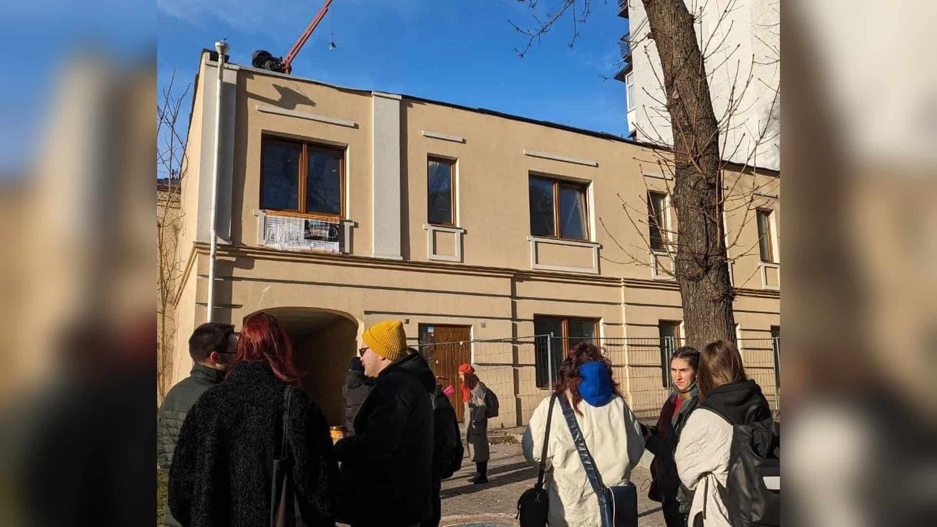 Будинок 1899 року на вулиці Івана Франка, 26 у Києві — над історичним фасадом звели надбудову з газоблоку, перехожі стоять біля будівлі