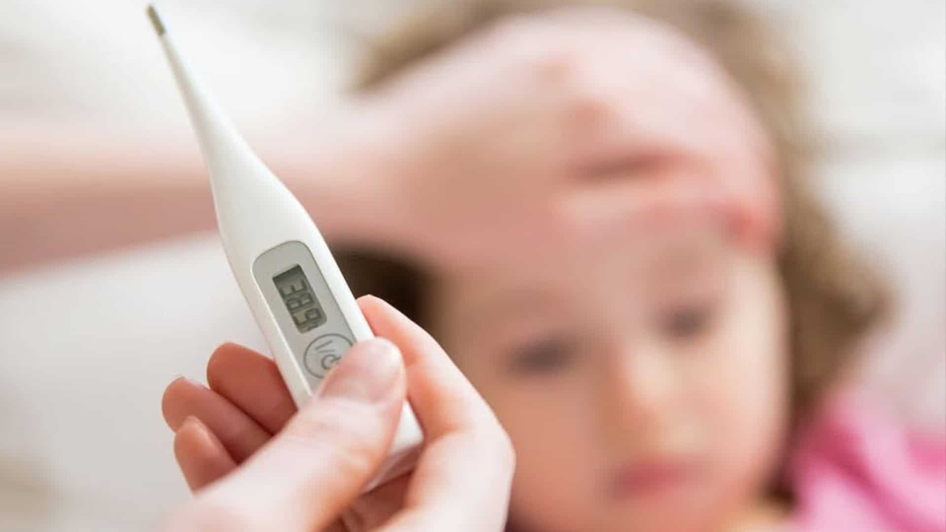 Дорослий вимірює температуру хворій дитині термометром — ілюстрація до матеріалу про захворюваність на грип та ГРВІ у Києві на 16-му тижні 2026 року