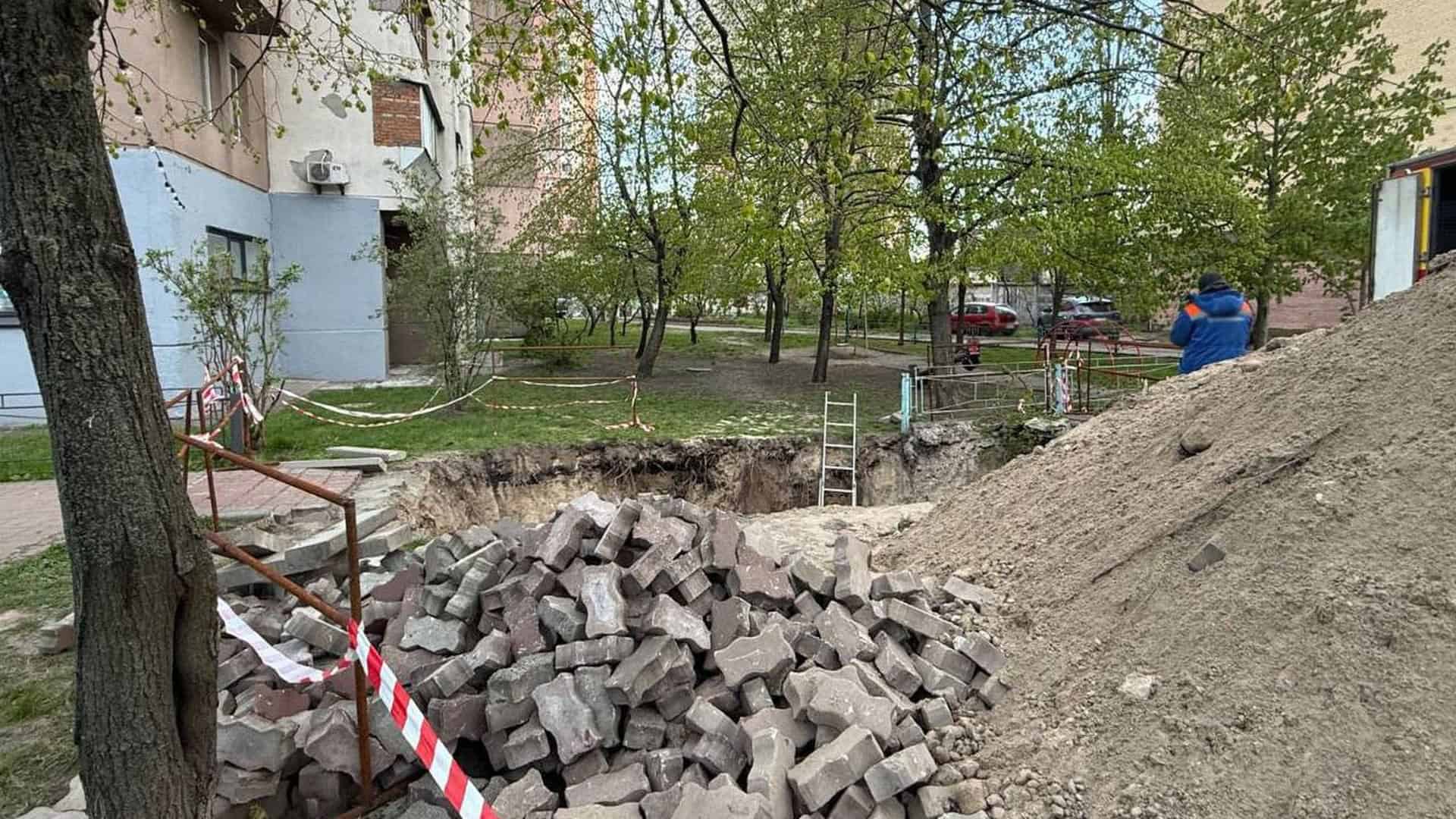Неогороджена яма з водою на проспекті Івасюка в Оболонському районі Києва після ремонту КП Київтеплоенерго, в яку впала 18-річна дівчина