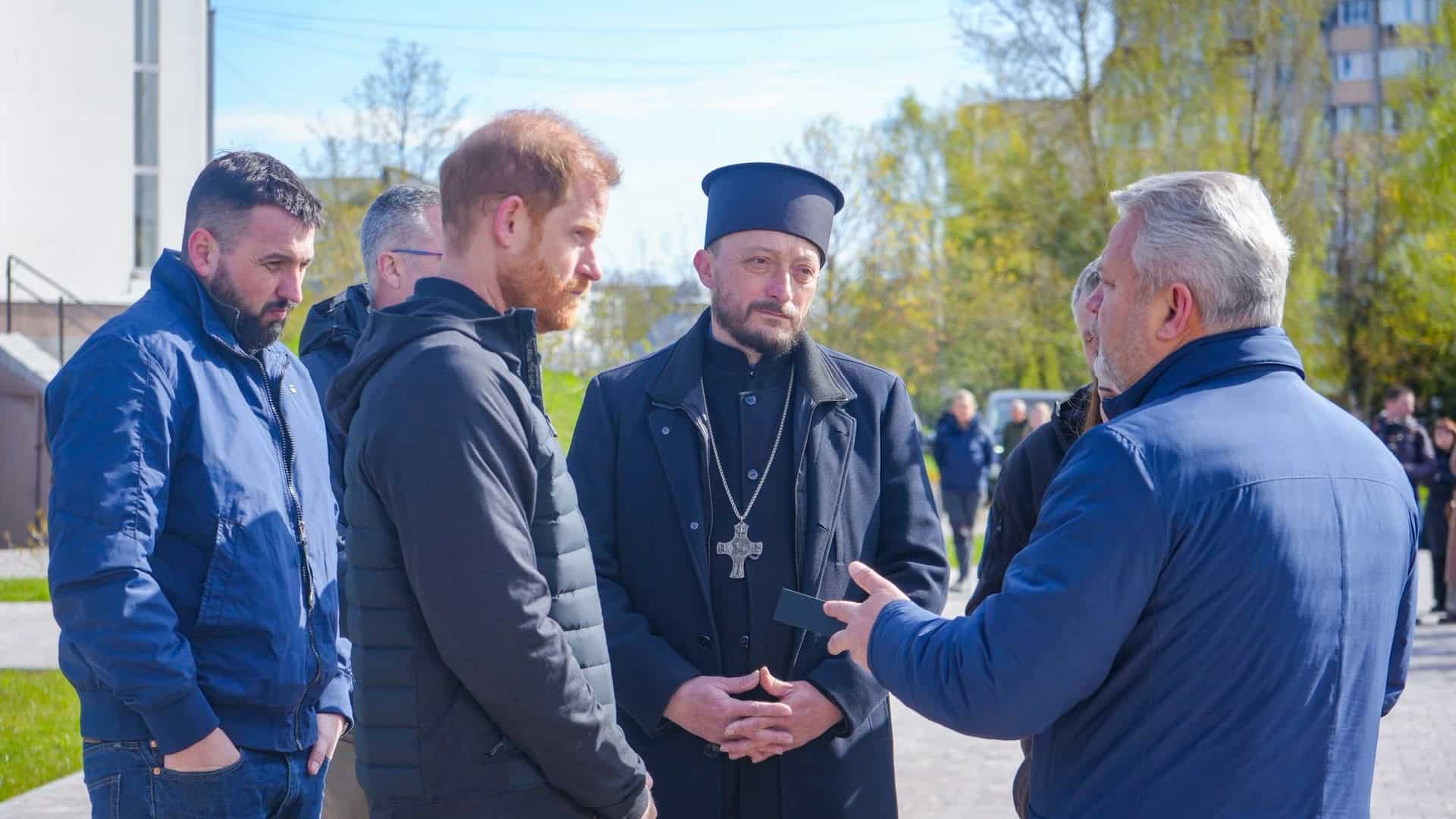 Принц Гаррі спілкується з настоятелем храму та місцевими посадовцями під час відвідин Бучі 24 квітня 2026 року
