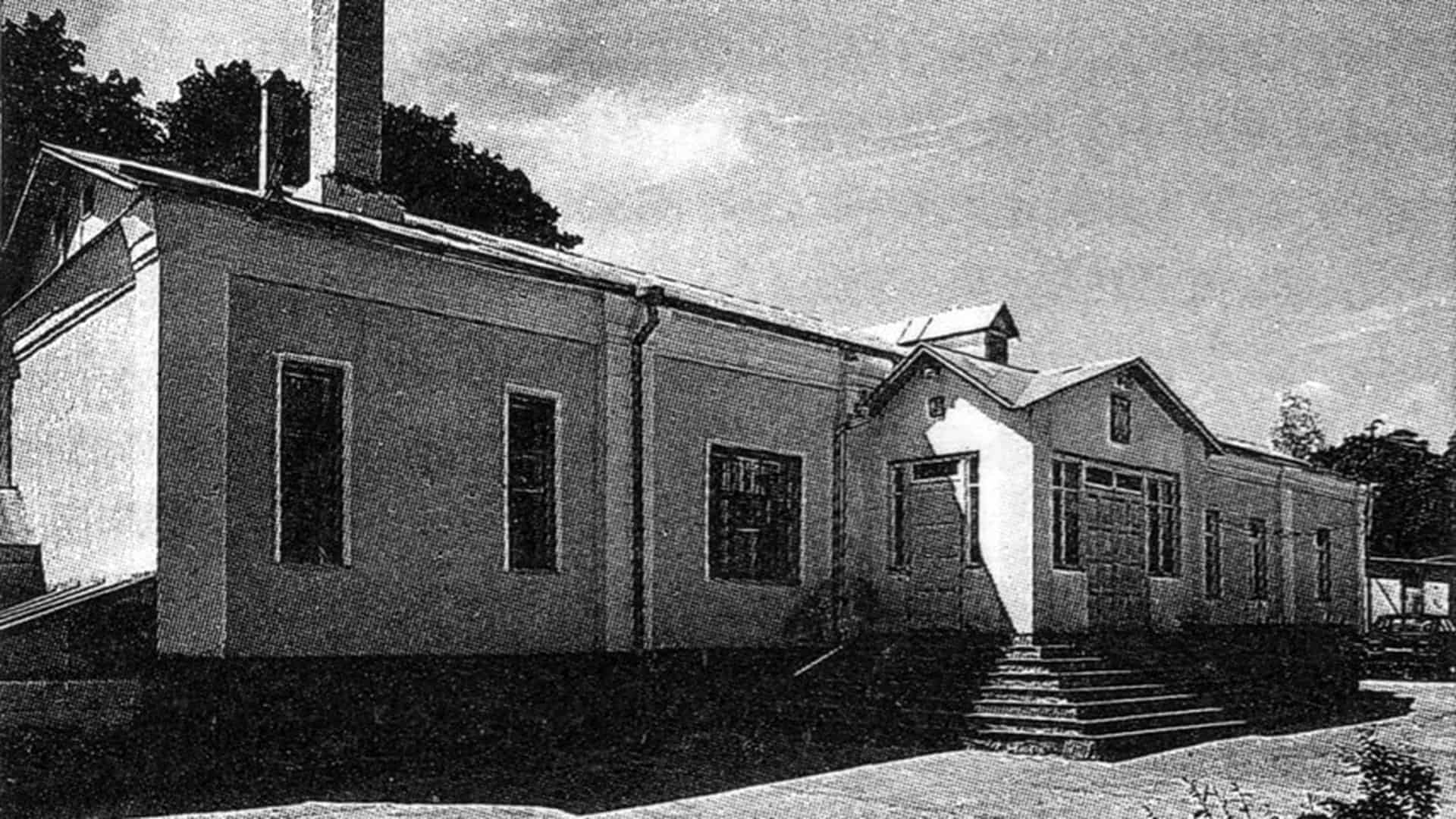 Одноповерховий будинок митрополита Філарета в Голосіївській пустині Києва, збудований у 1840 році за проектом архітектора П. Спарро