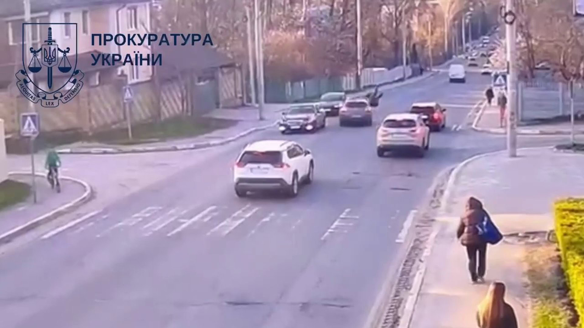 Кадр із камери відеоспостереження: перехрестя в Ірпені, де 14 квітня 2026 року автомобіль Renault Megane наїхав на 13-річну дівчину