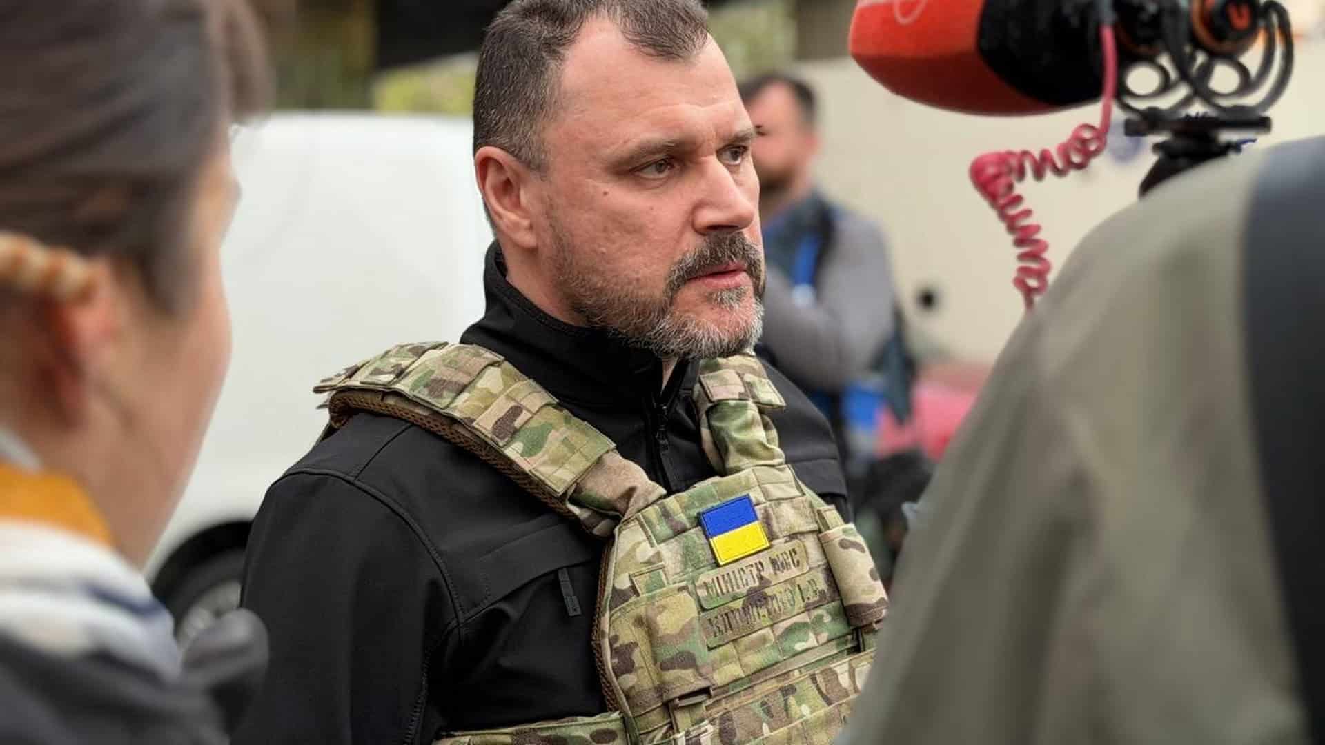 Міністр внутрішніх справ Ігор Клименко у бронежилеті дає коментар журналістам після стрілянини у Голосіївському районі Києва 18 квітня 2026 року