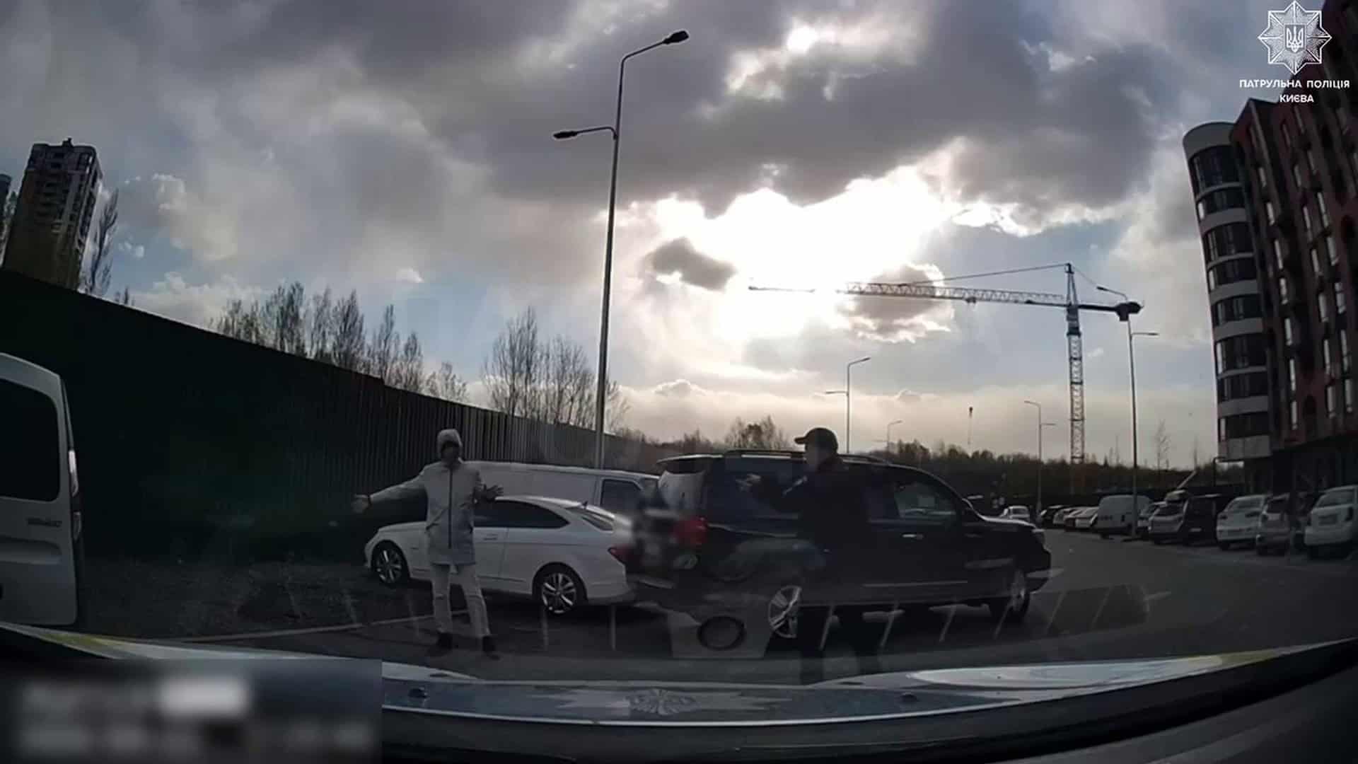 Патрульні поліцейські затримують учасника конфлікту на парковці біля ТРЦ Голосіївського району Києва після бійки з ножем